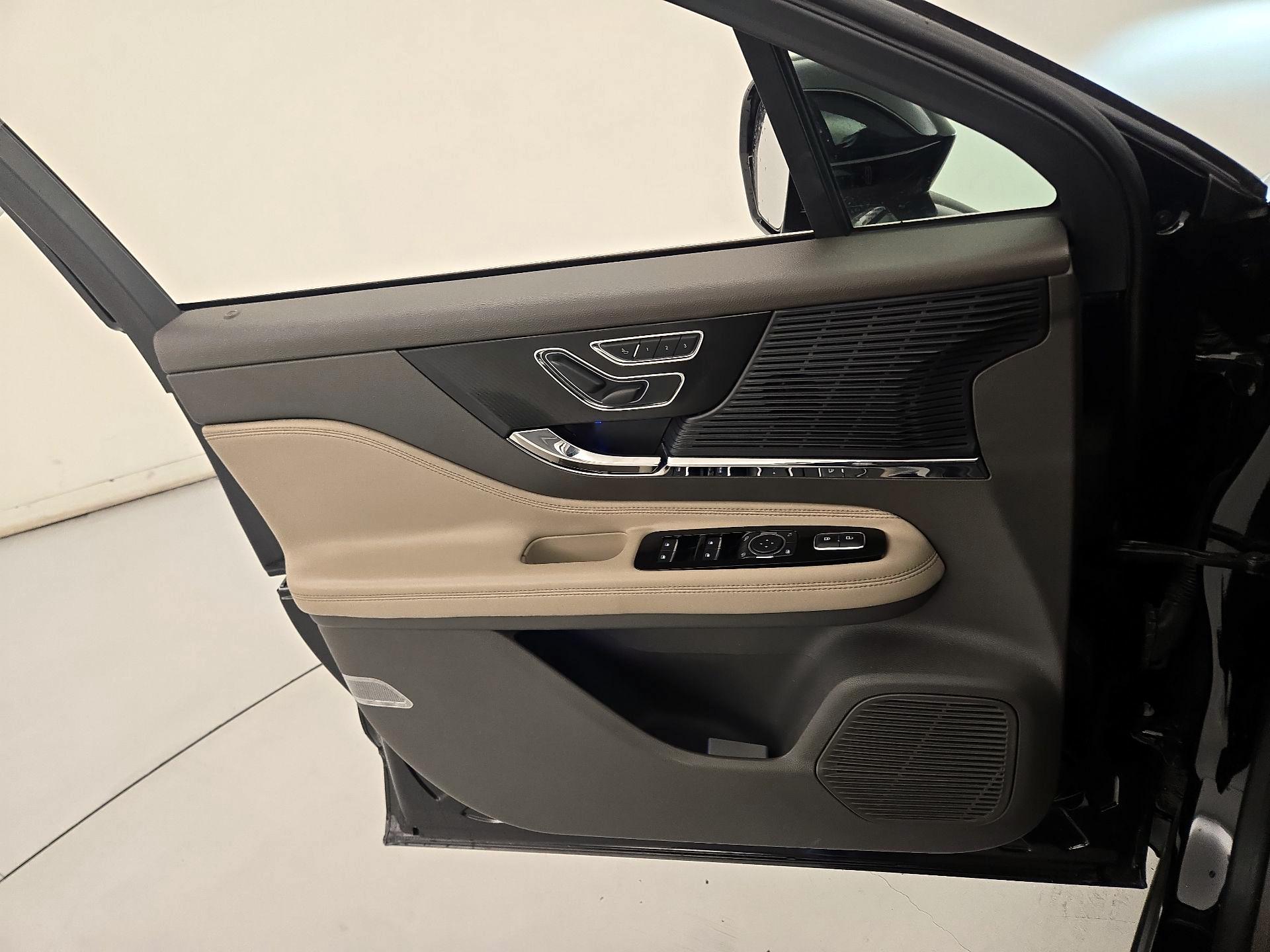 Thumbnail: 2021 Lincoln Corsair - 12