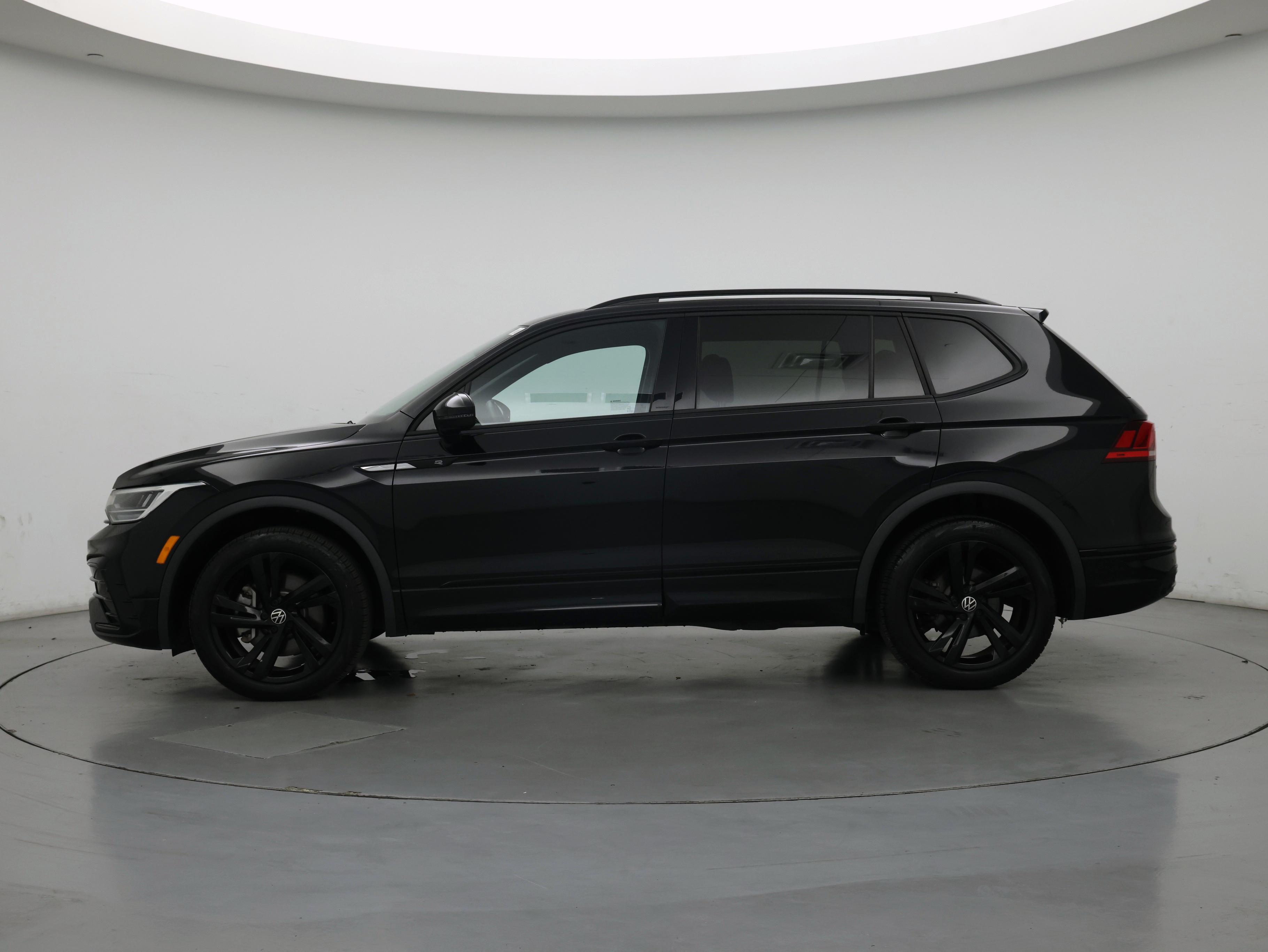 Thumbnail: 2023 Volkswagen Tiguan - 3
