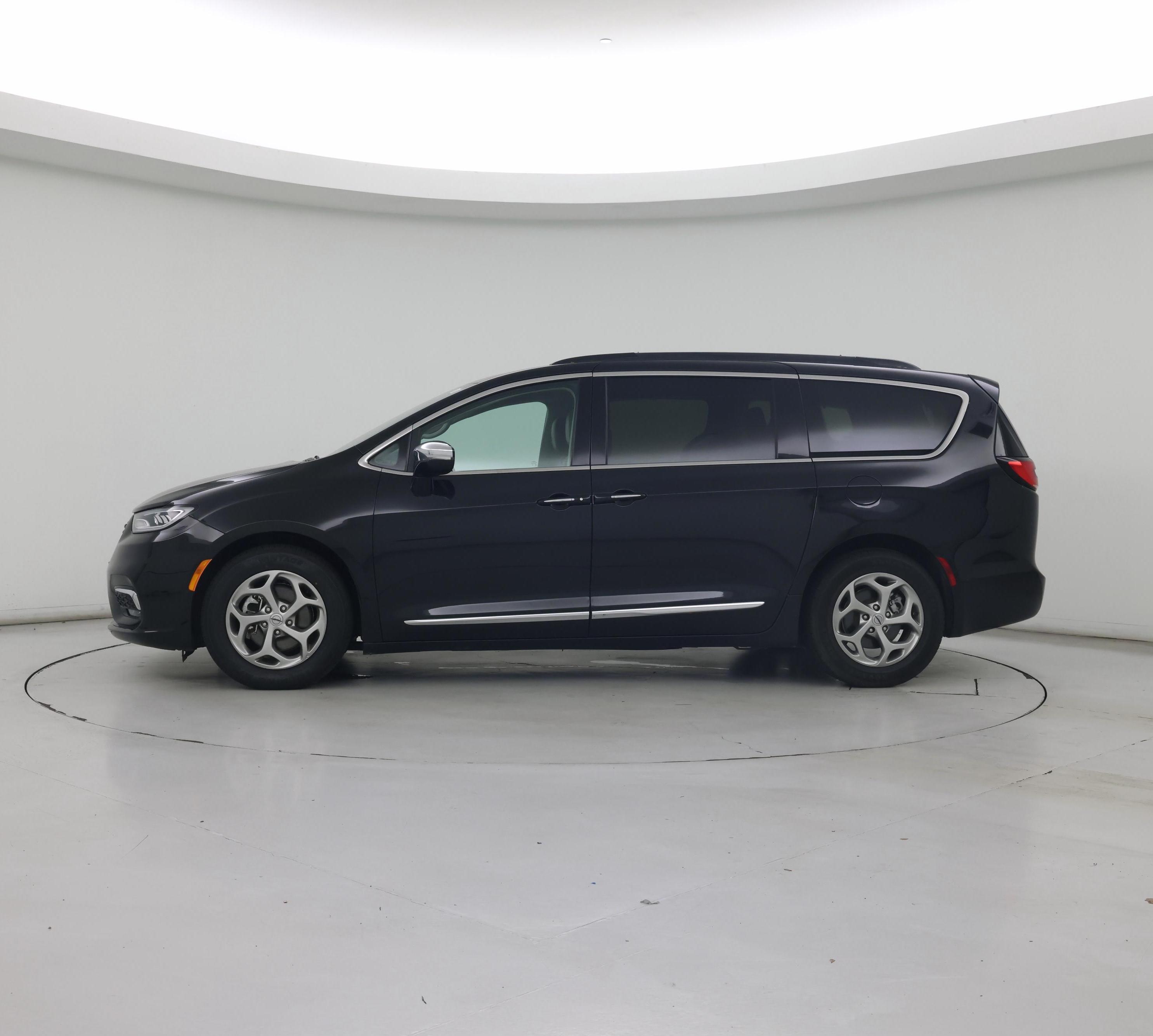 Thumbnail: 2023 Chrysler Pacifica - 3