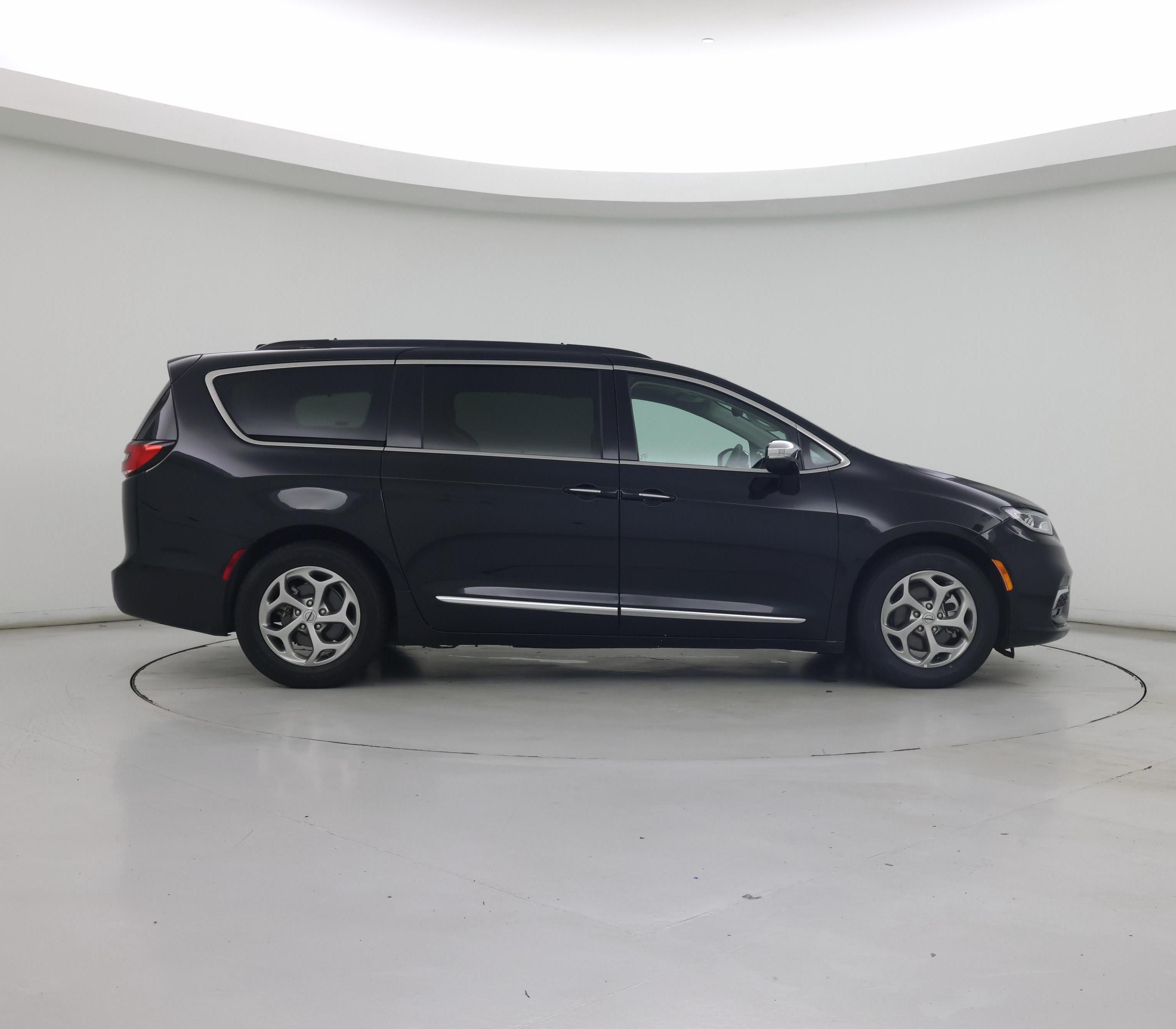 Thumbnail: 2023 Chrysler Pacifica - 7