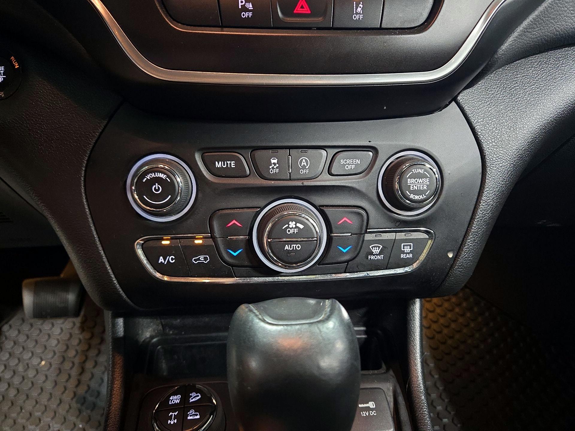 Thumbnail: 2021 Jeep Cherokee - 15