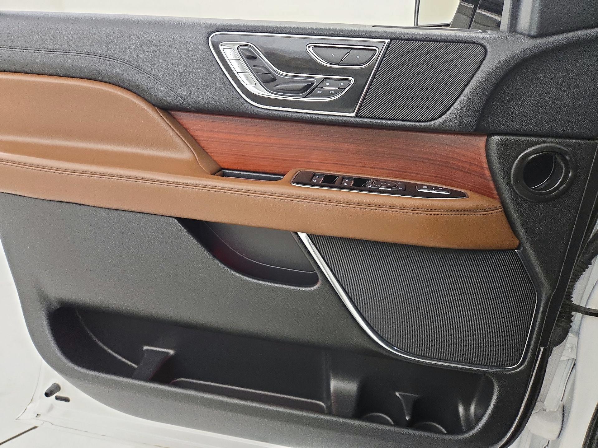 Thumbnail: 2023 Lincoln Navigator L - 12