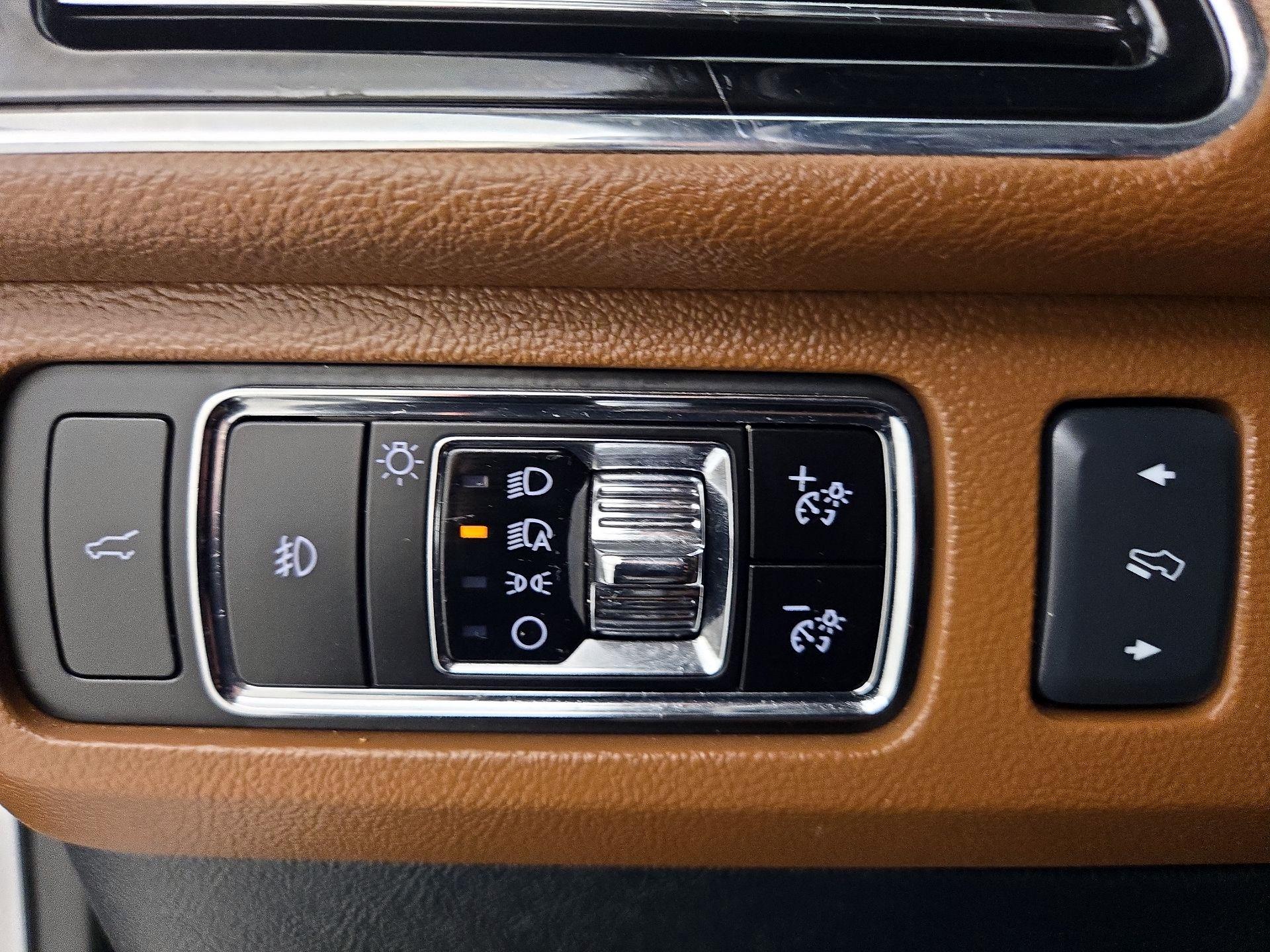 Thumbnail: 2023 Lincoln Navigator L - 13