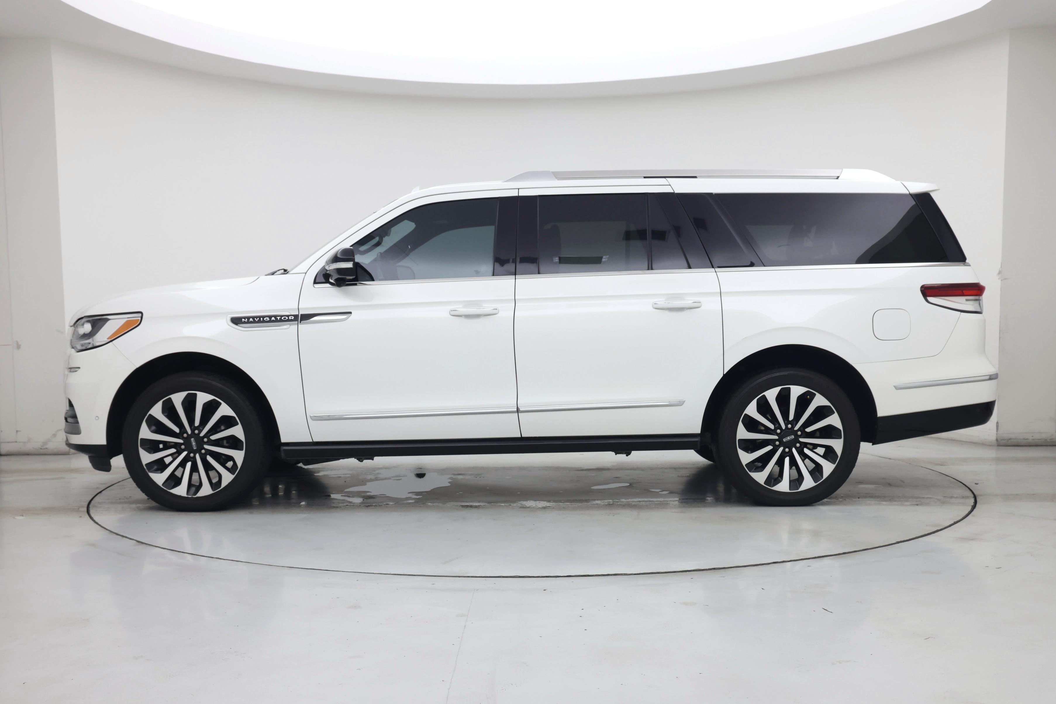 Thumbnail: 2023 Lincoln Navigator L - 3