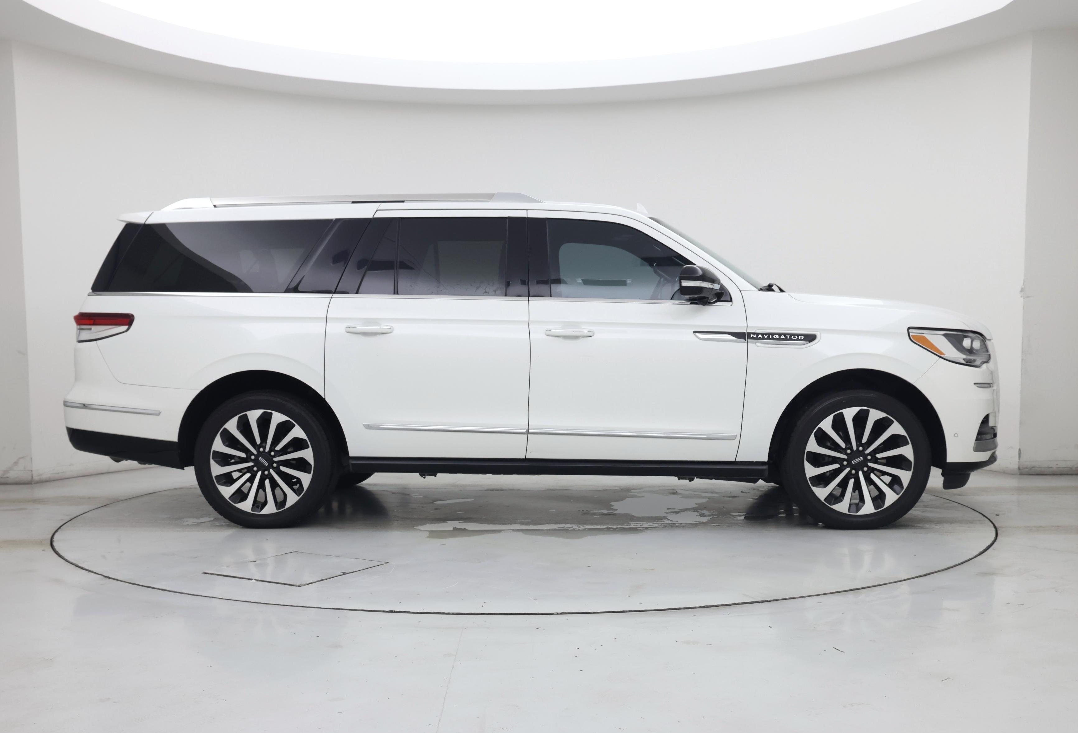 Thumbnail: 2023 Lincoln Navigator L - 7