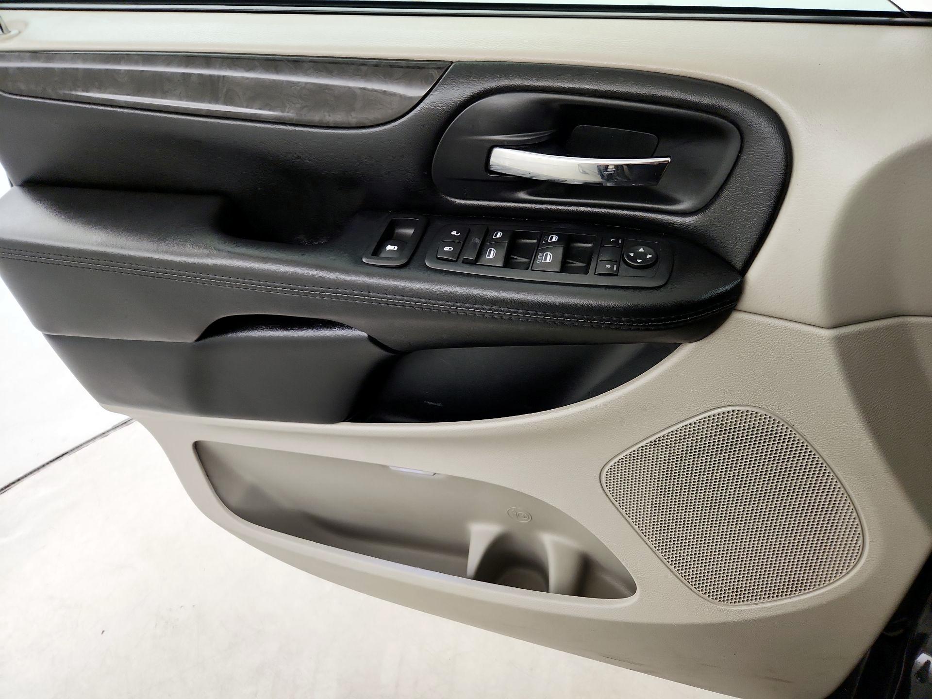 Thumbnail: 2016 Dodge Grand Caravan - 12