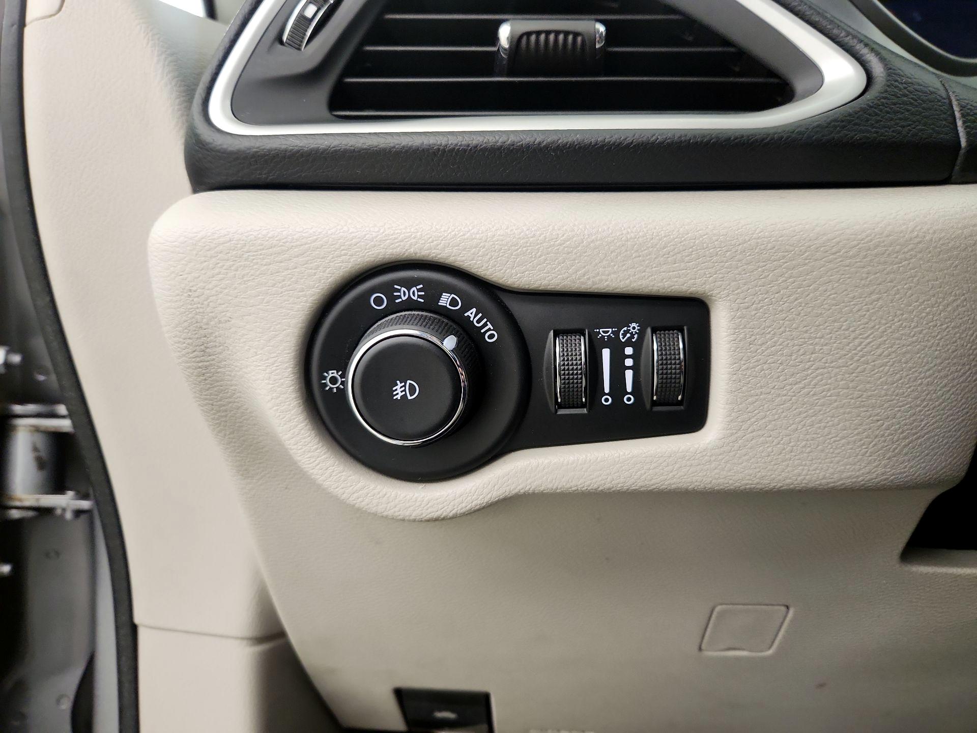 Thumbnail: 2017 Chrysler Pacifica - 13