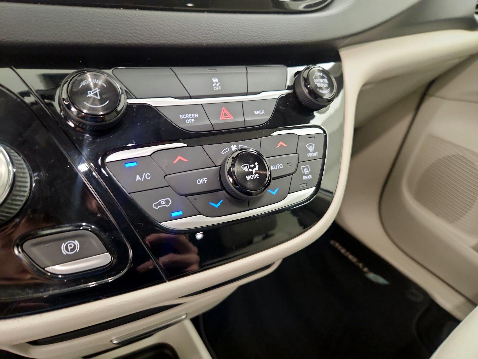 Thumbnail: 2017 Chrysler Pacifica - 16