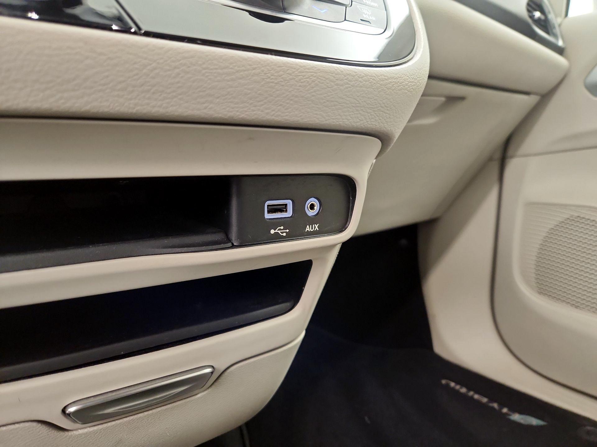 Thumbnail: 2017 Chrysler Pacifica - 18