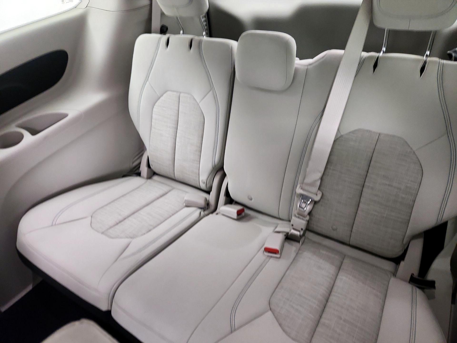 Thumbnail: 2017 Chrysler Pacifica - 20