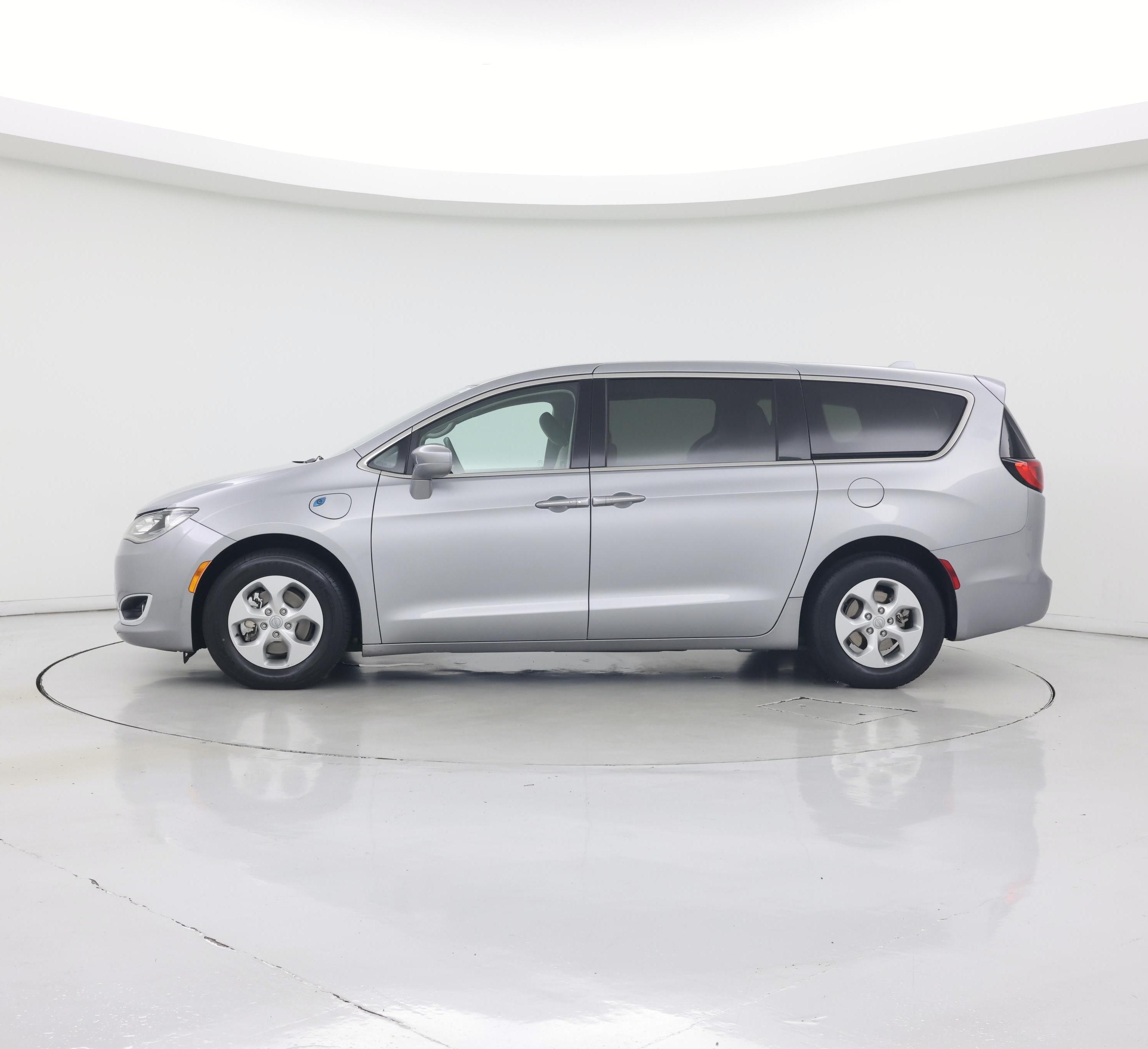 Thumbnail: 2017 Chrysler Pacifica - 3