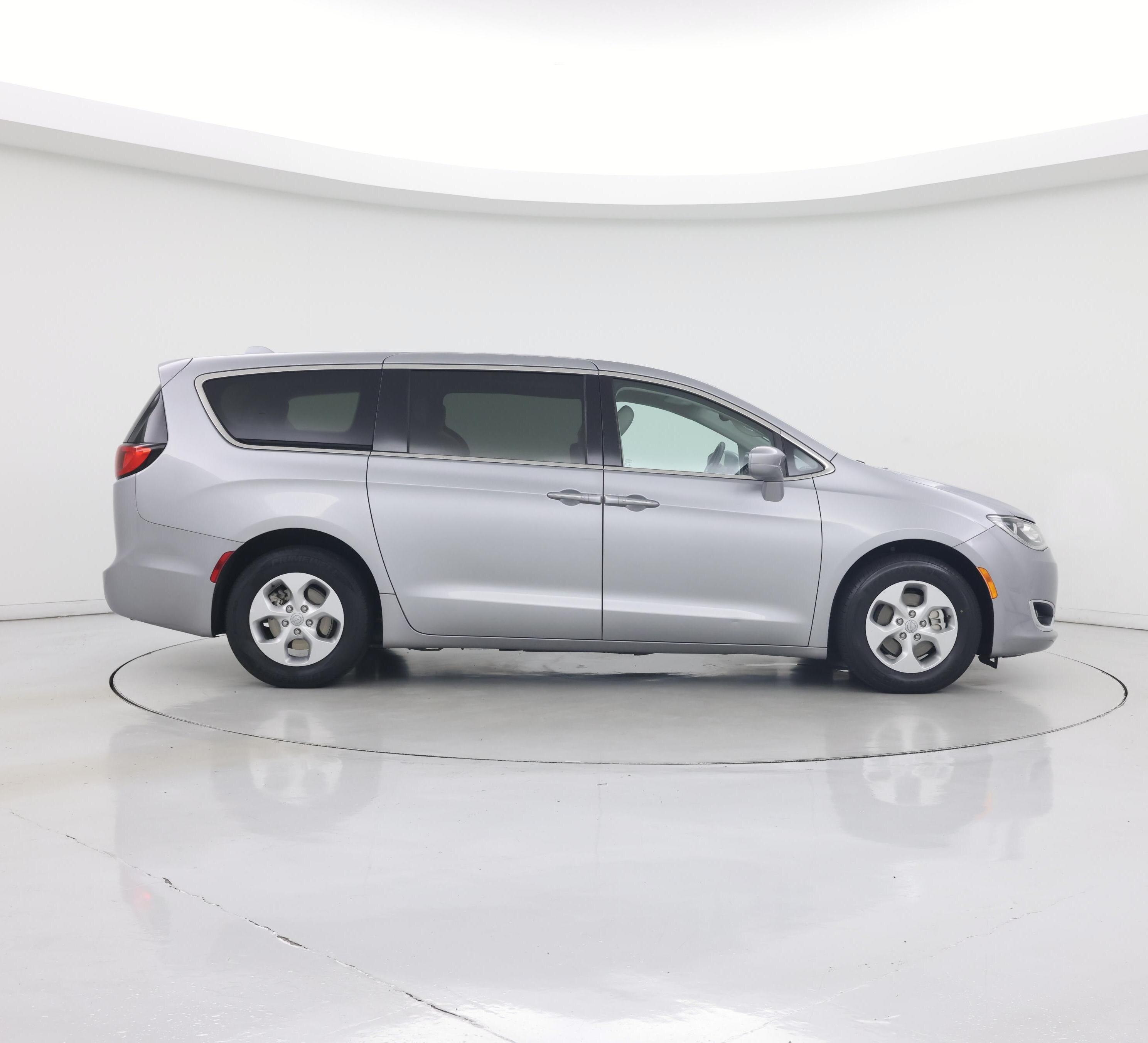 Thumbnail: 2017 Chrysler Pacifica - 7