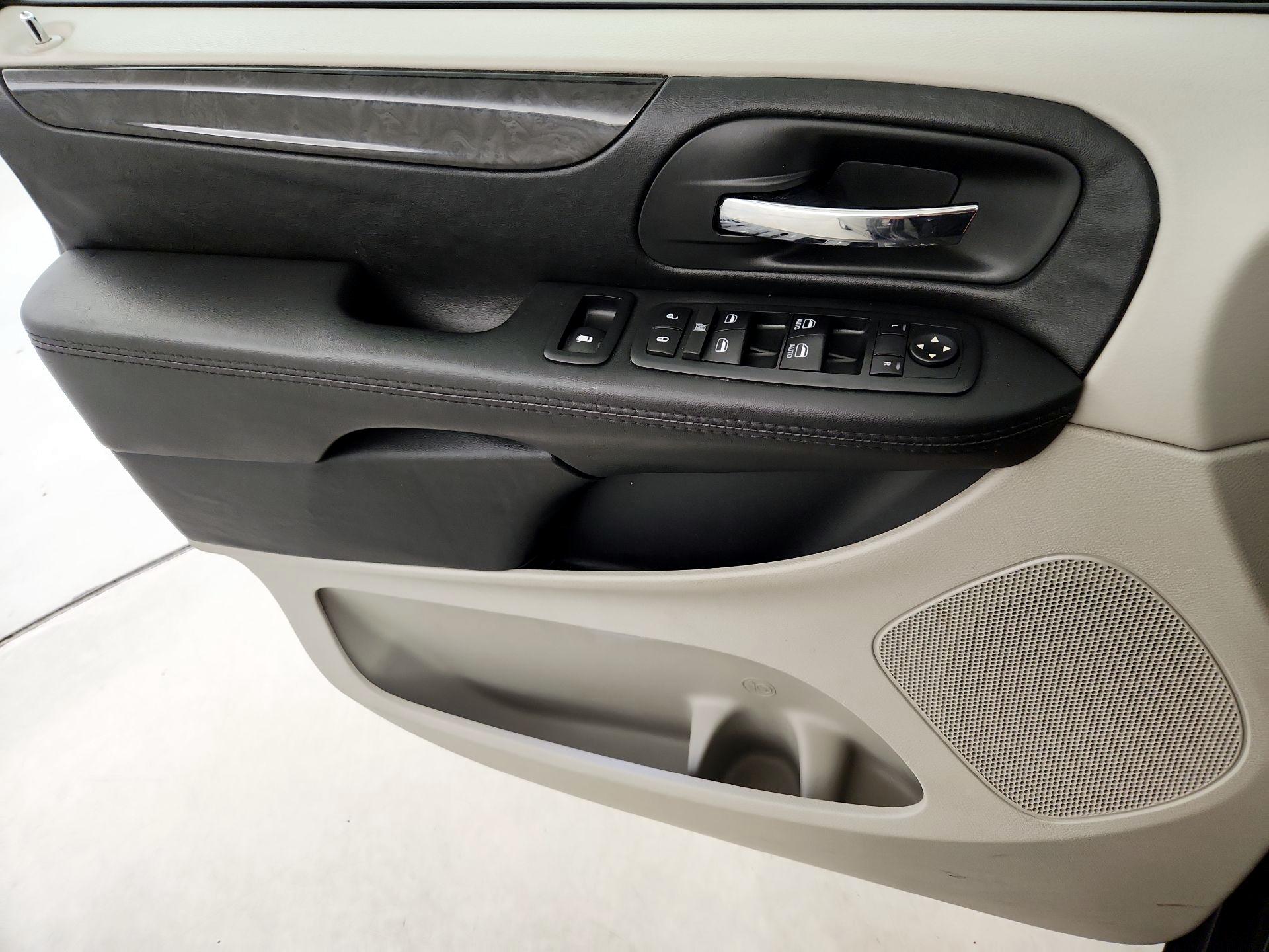 Thumbnail: 2017 Dodge Grand Caravan - 12