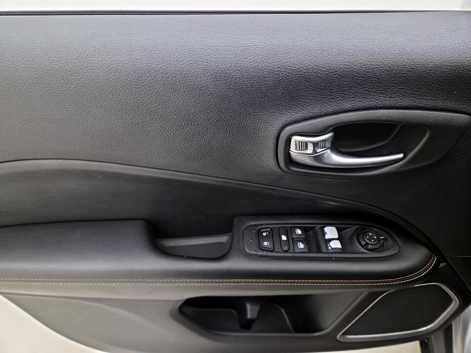 Thumbnail: 2020 Jeep Compass - 12