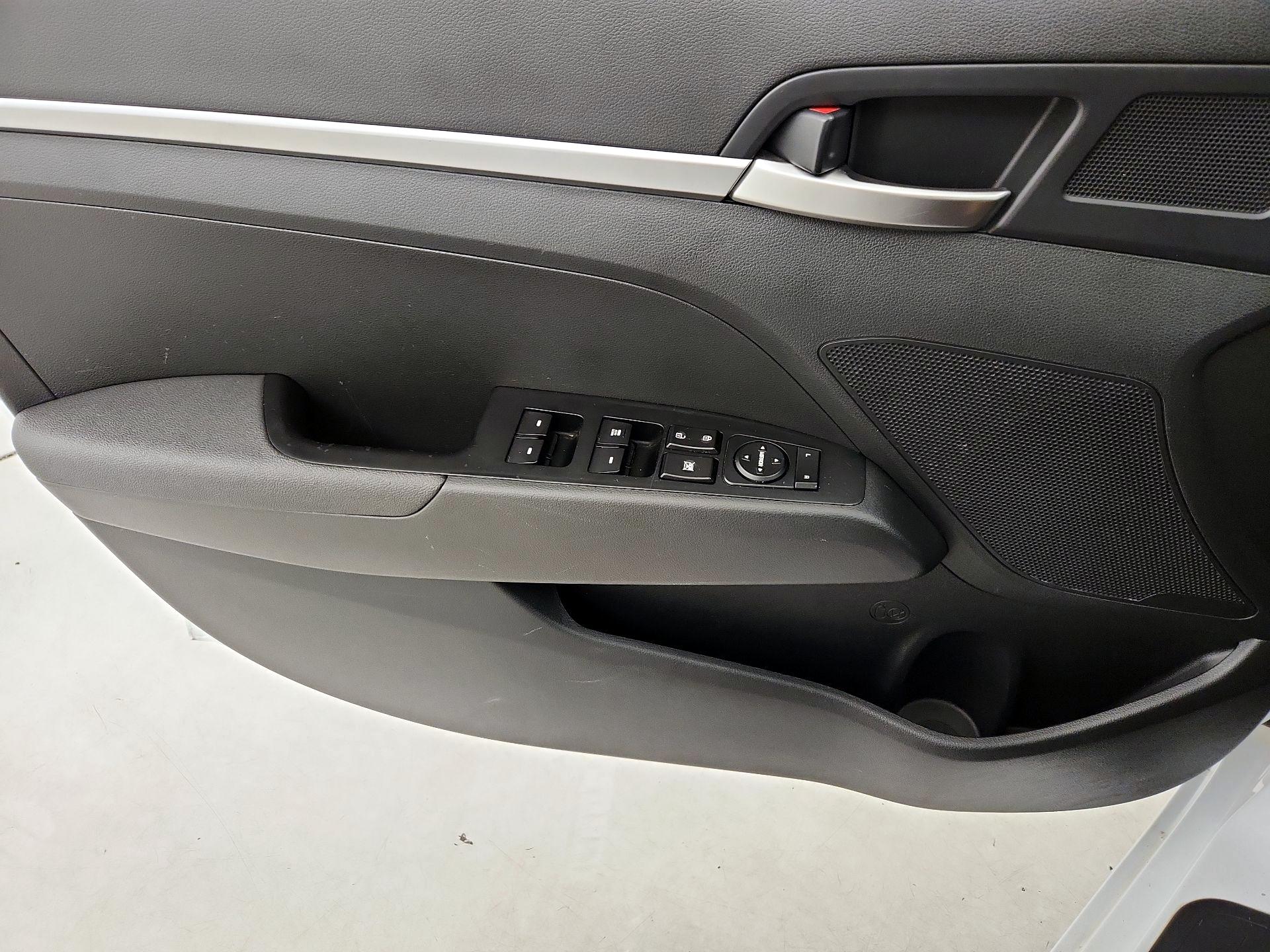 Thumbnail: 2020 Hyundai Elantra - 12