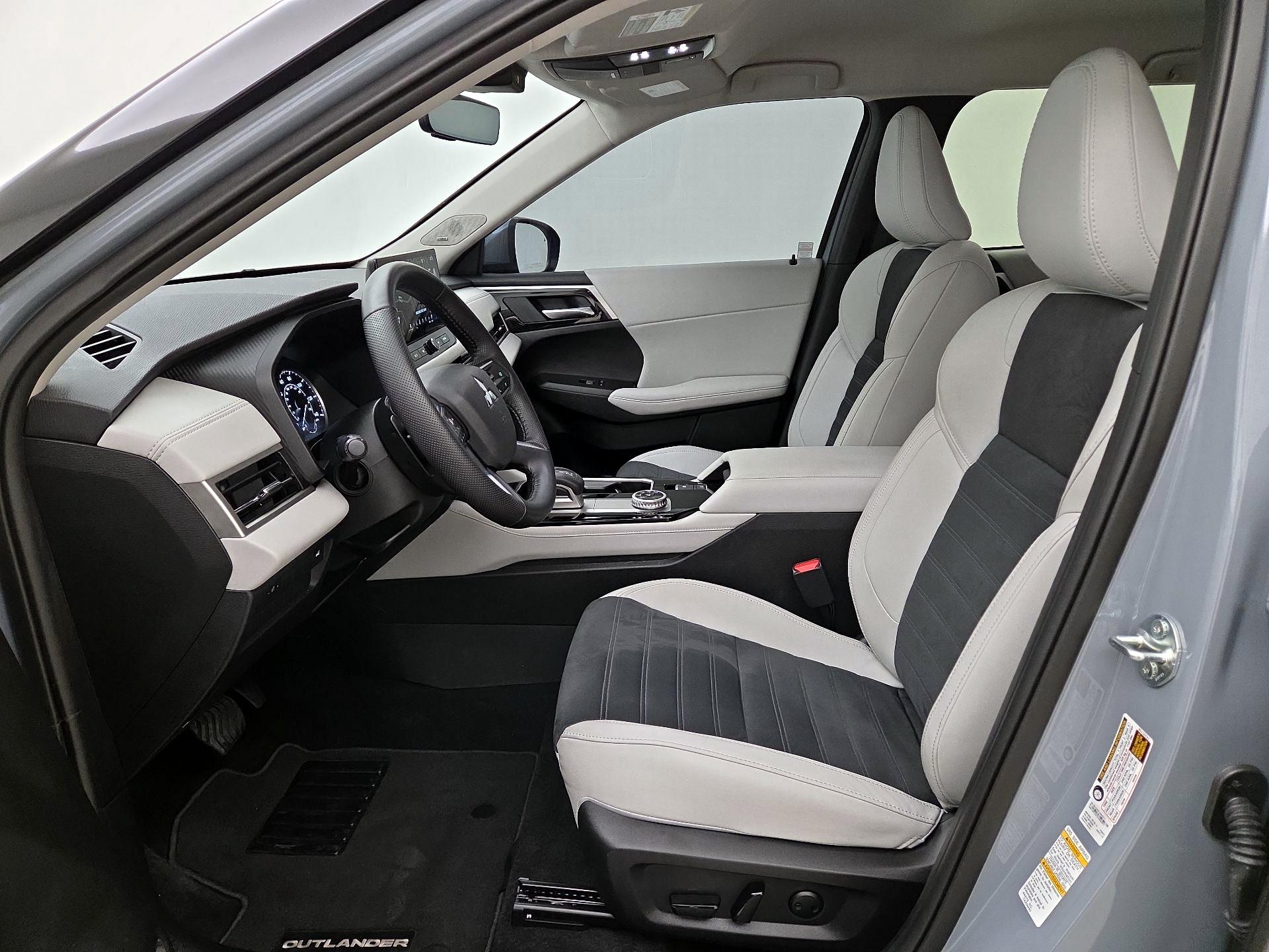 Thumbnail: 2025 Mitsubishi Outlander - 11
