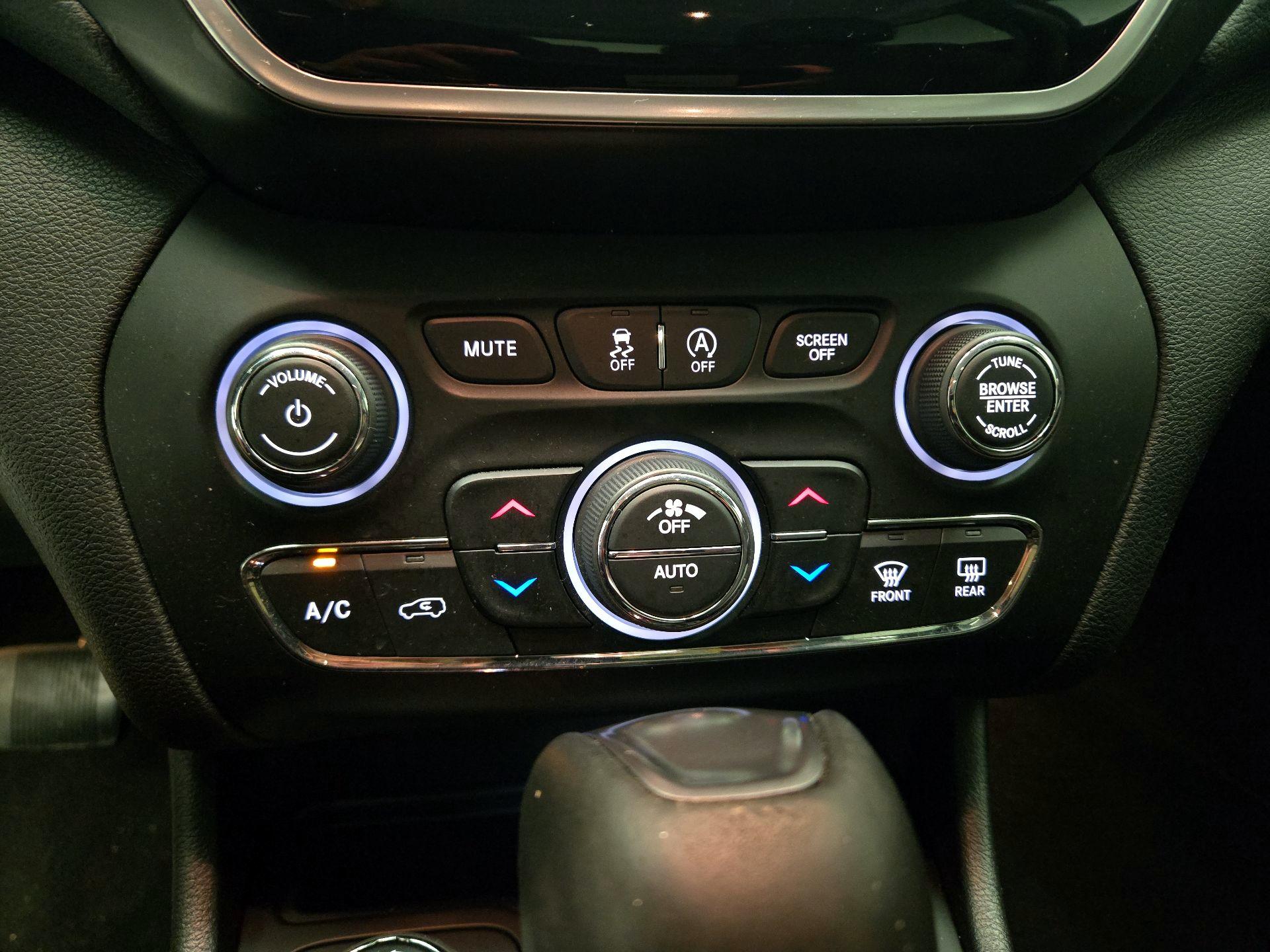 Thumbnail: 2020 Jeep Cherokee - 16