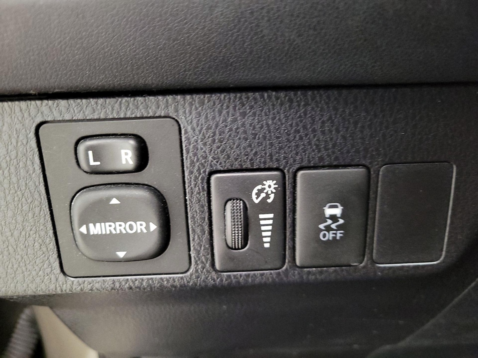 2015 Toyota RAV4 LE - Photo 14