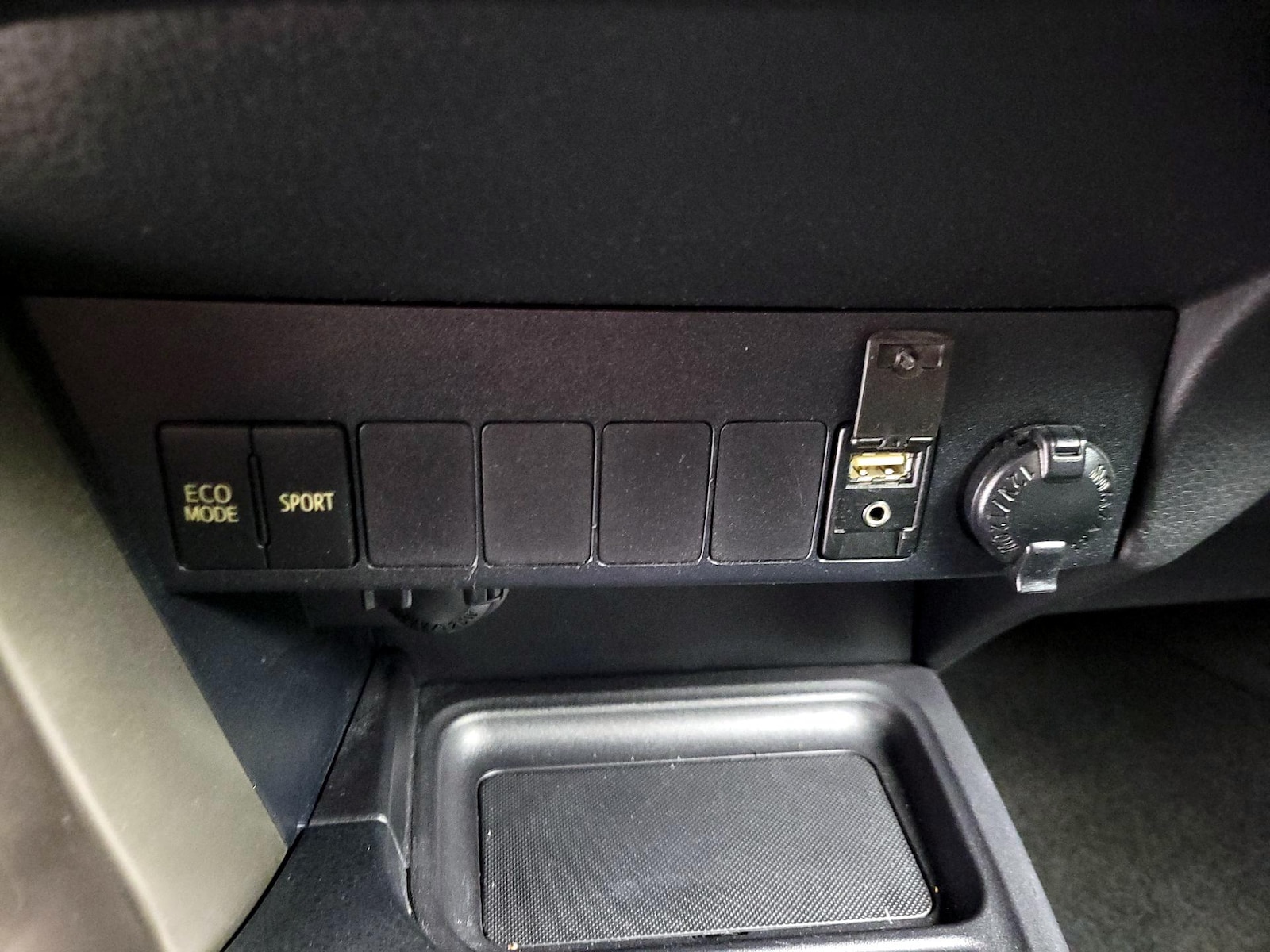 2015 Toyota RAV4 LE - Photo 19