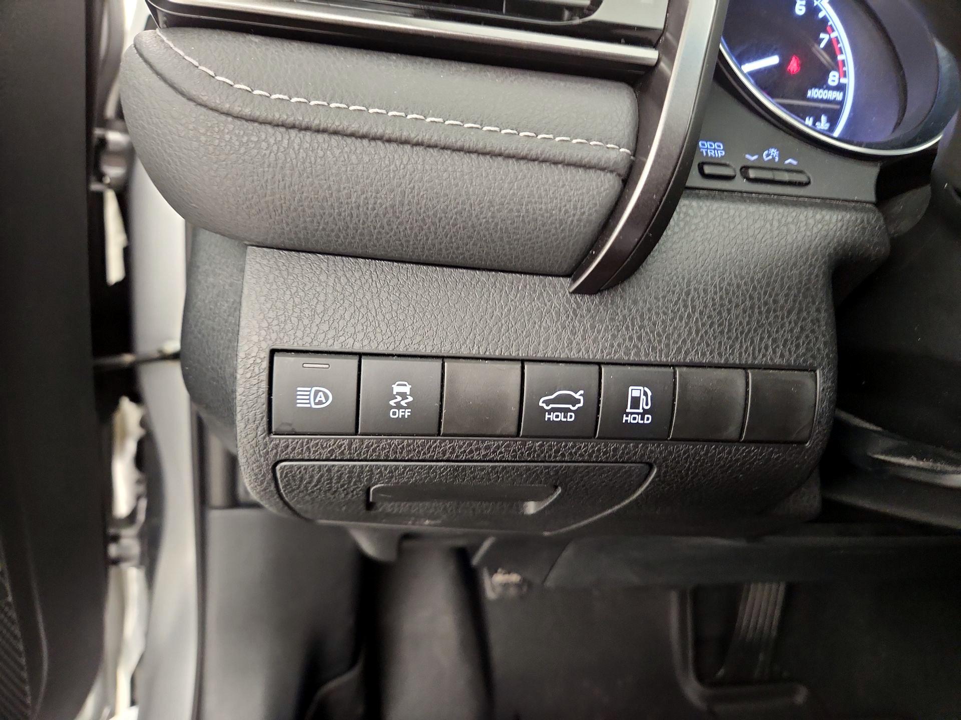Thumbnail: 2019 Toyota Camry - 11