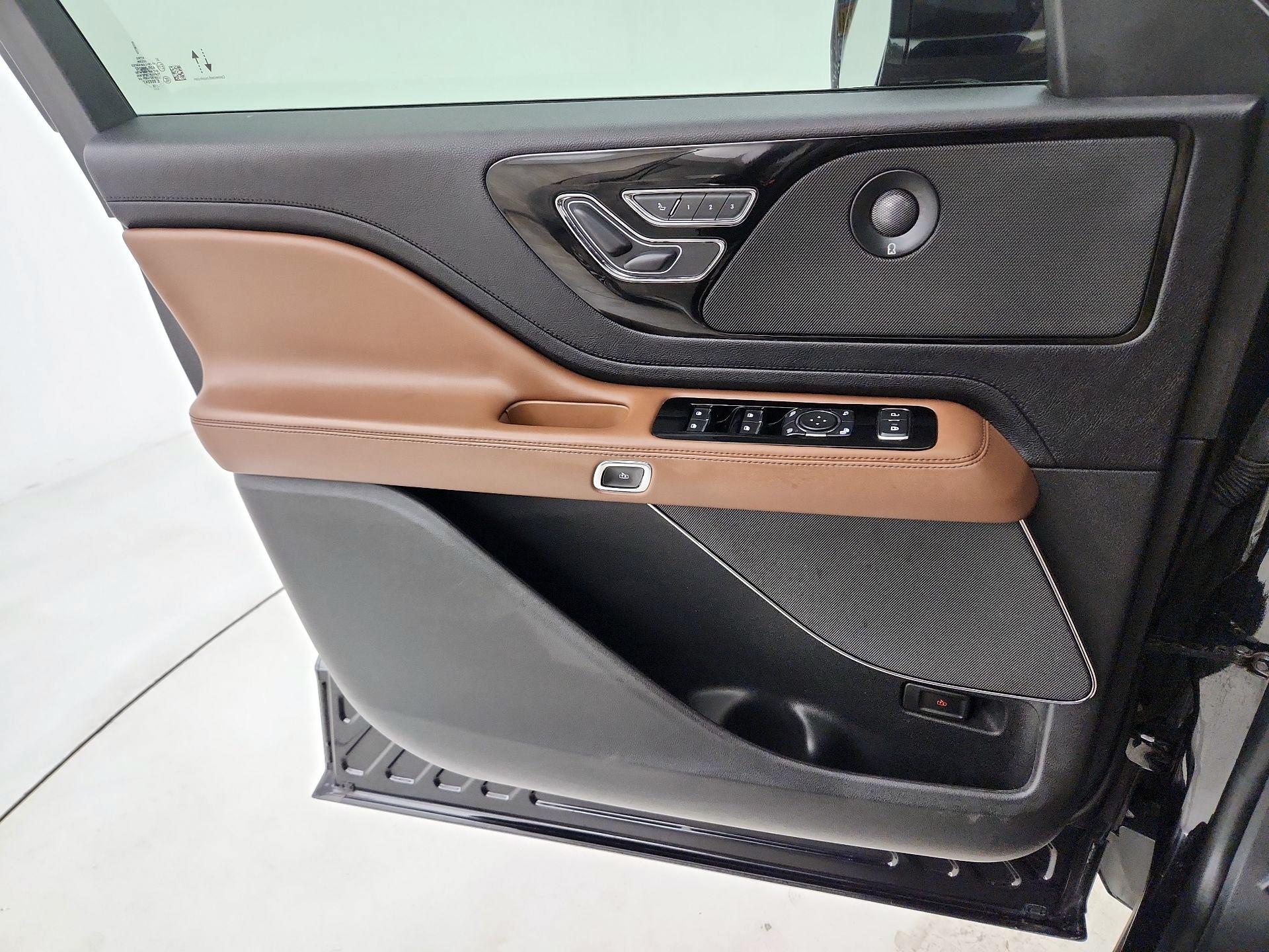 Thumbnail: 2020 Lincoln Aviator - 10