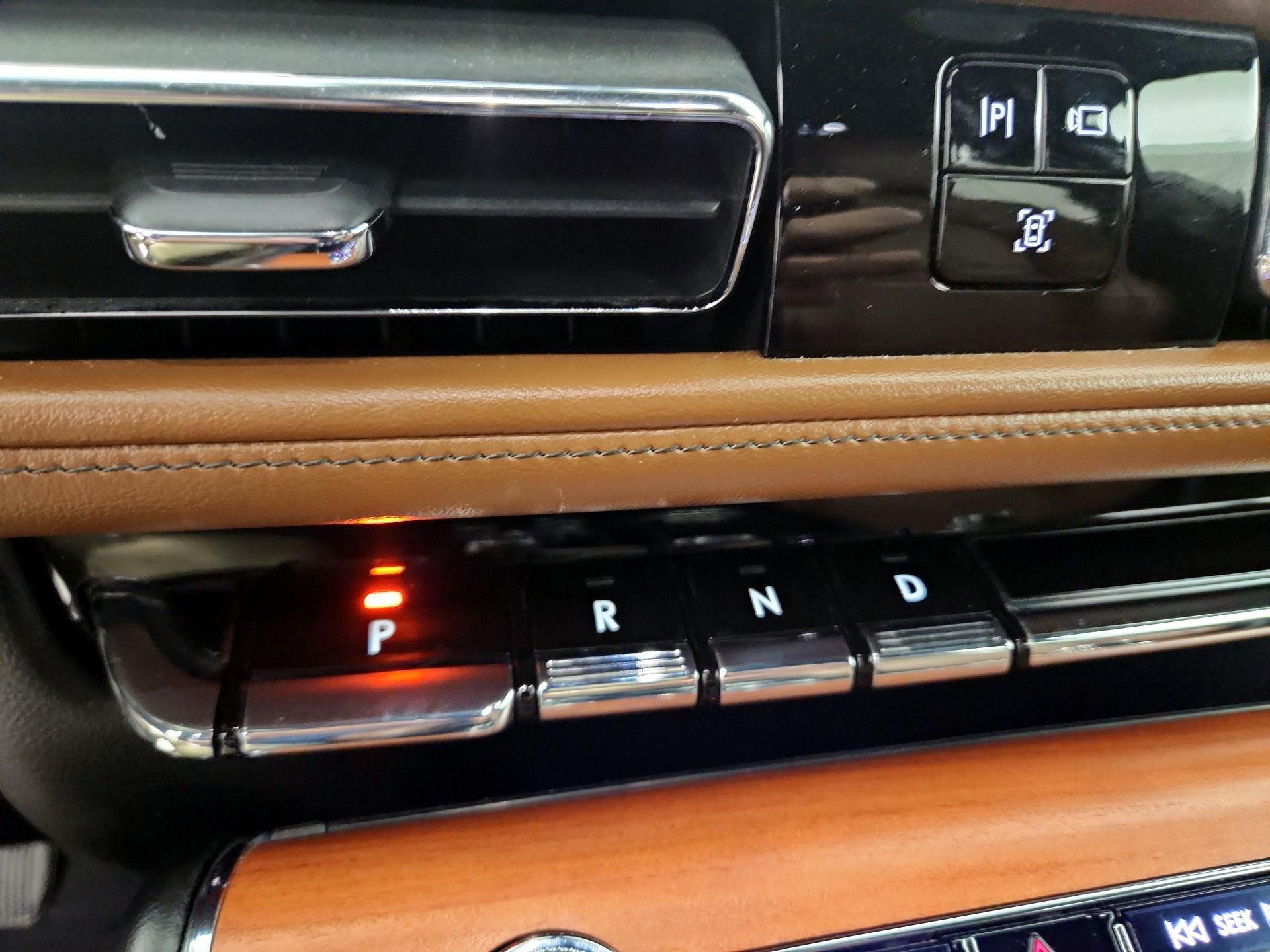 Thumbnail: 2020 Lincoln Aviator - 16