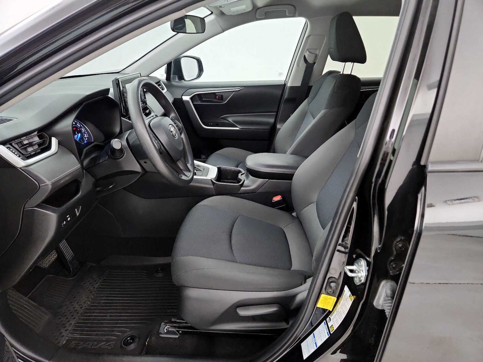 2022 Toyota RAV4 LE - Photo 10