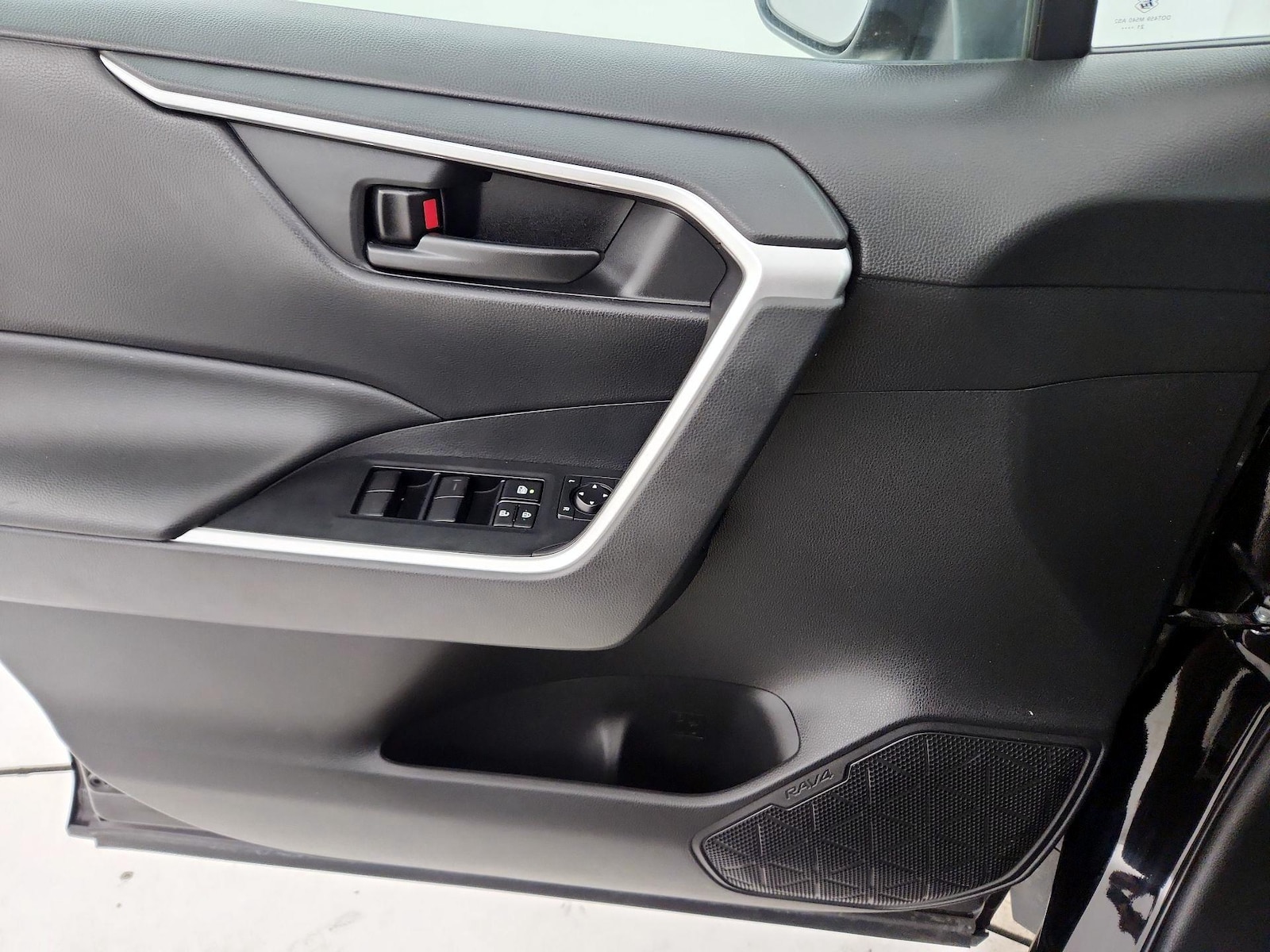 2022 Toyota RAV4 LE - Photo 11