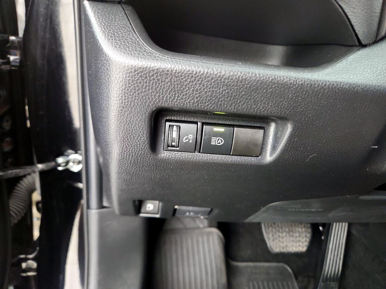2022 Toyota RAV4 LE - Photo 12