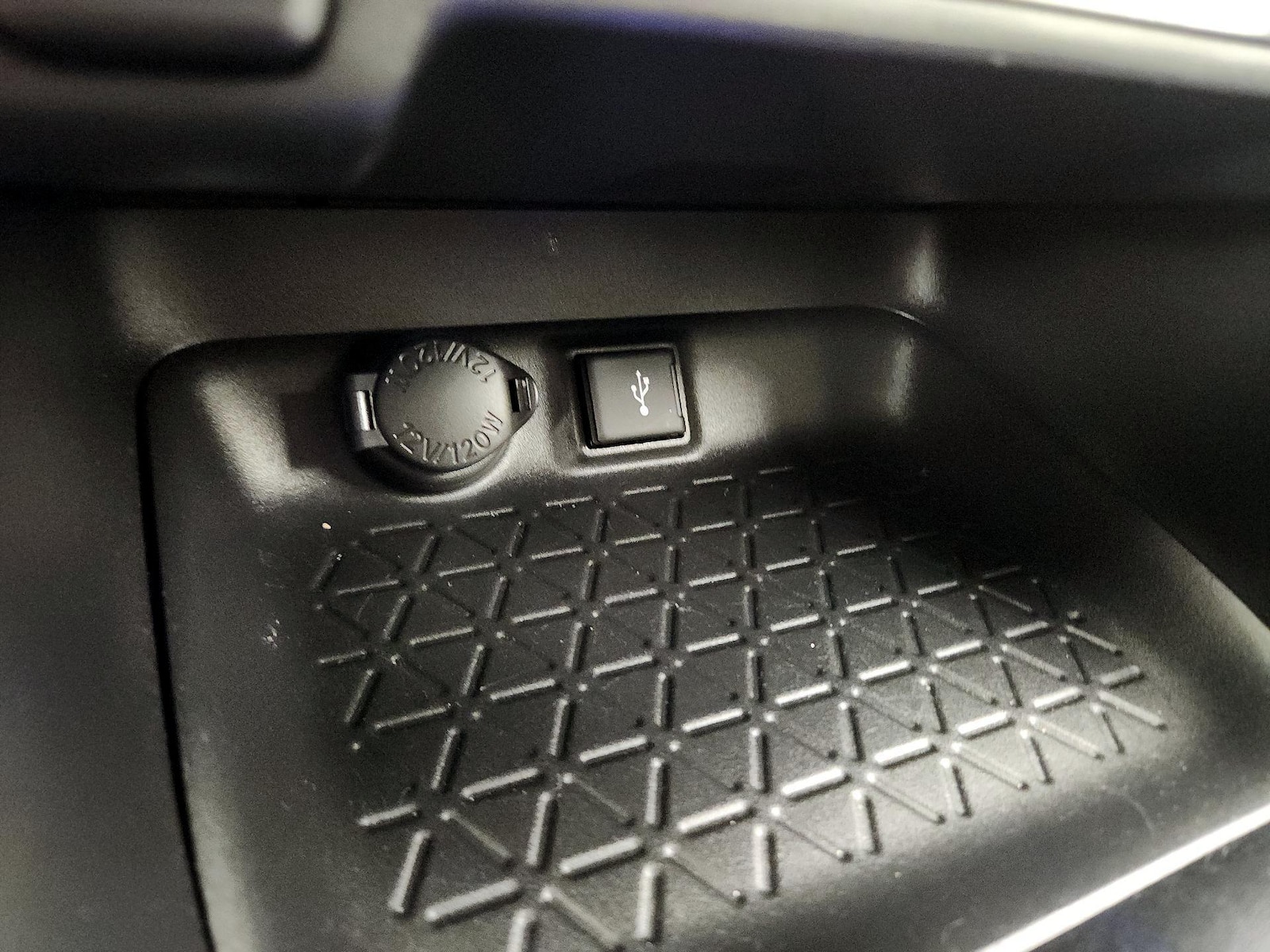 2022 Toyota RAV4 LE - Photo 17