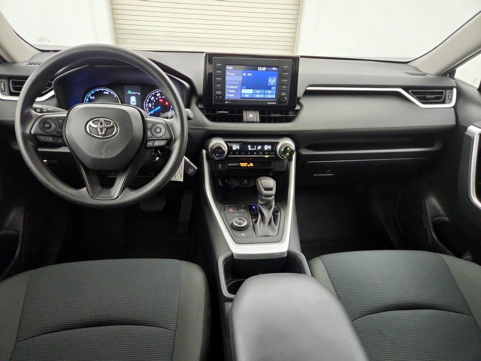 2022 Toyota RAV4 LE - Photo 8