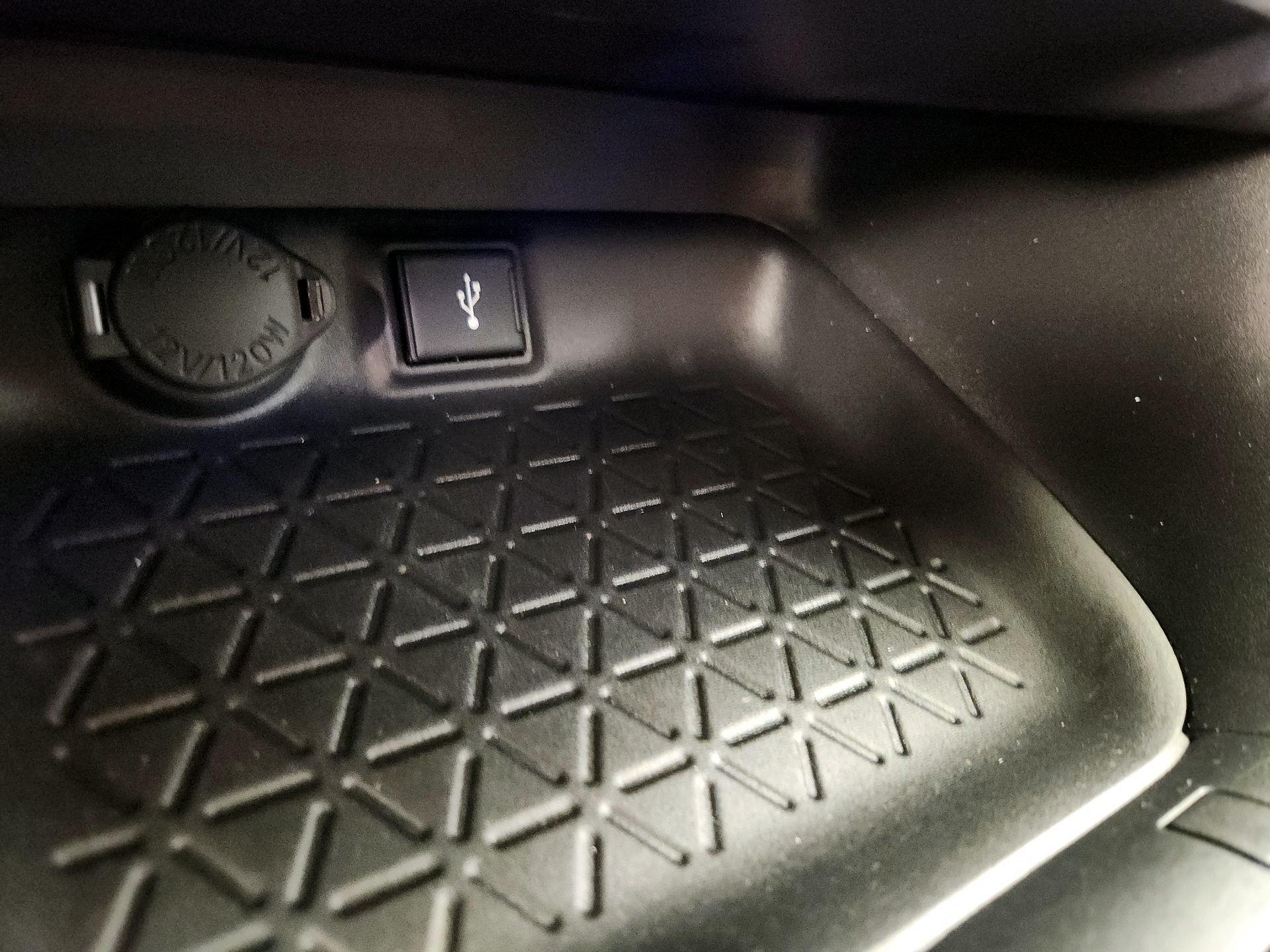 Thumbnail: 2021 Toyota RAV4 - 18
