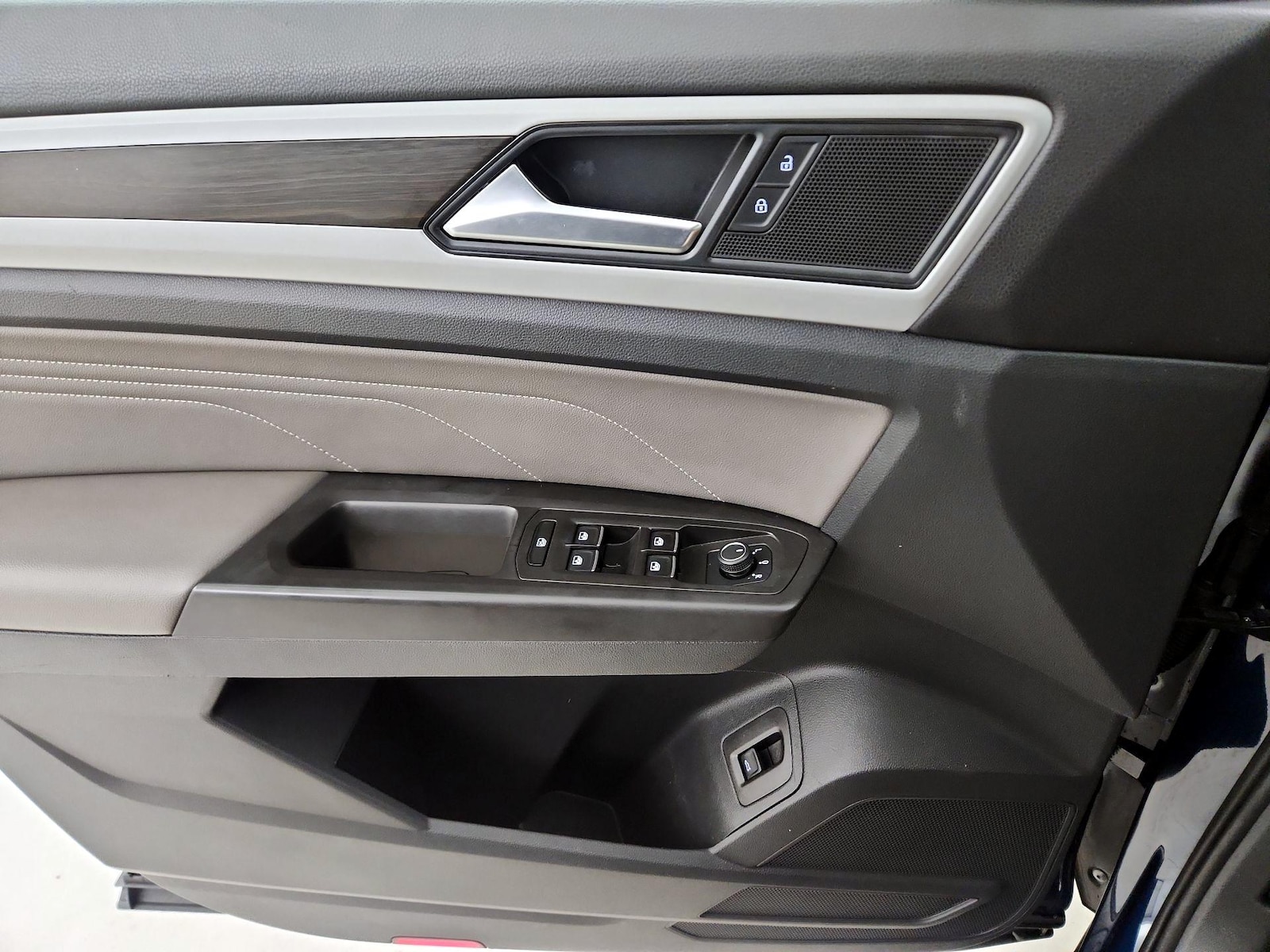 2022 Volkswagen Atlas SE w/Tech - Photo 13