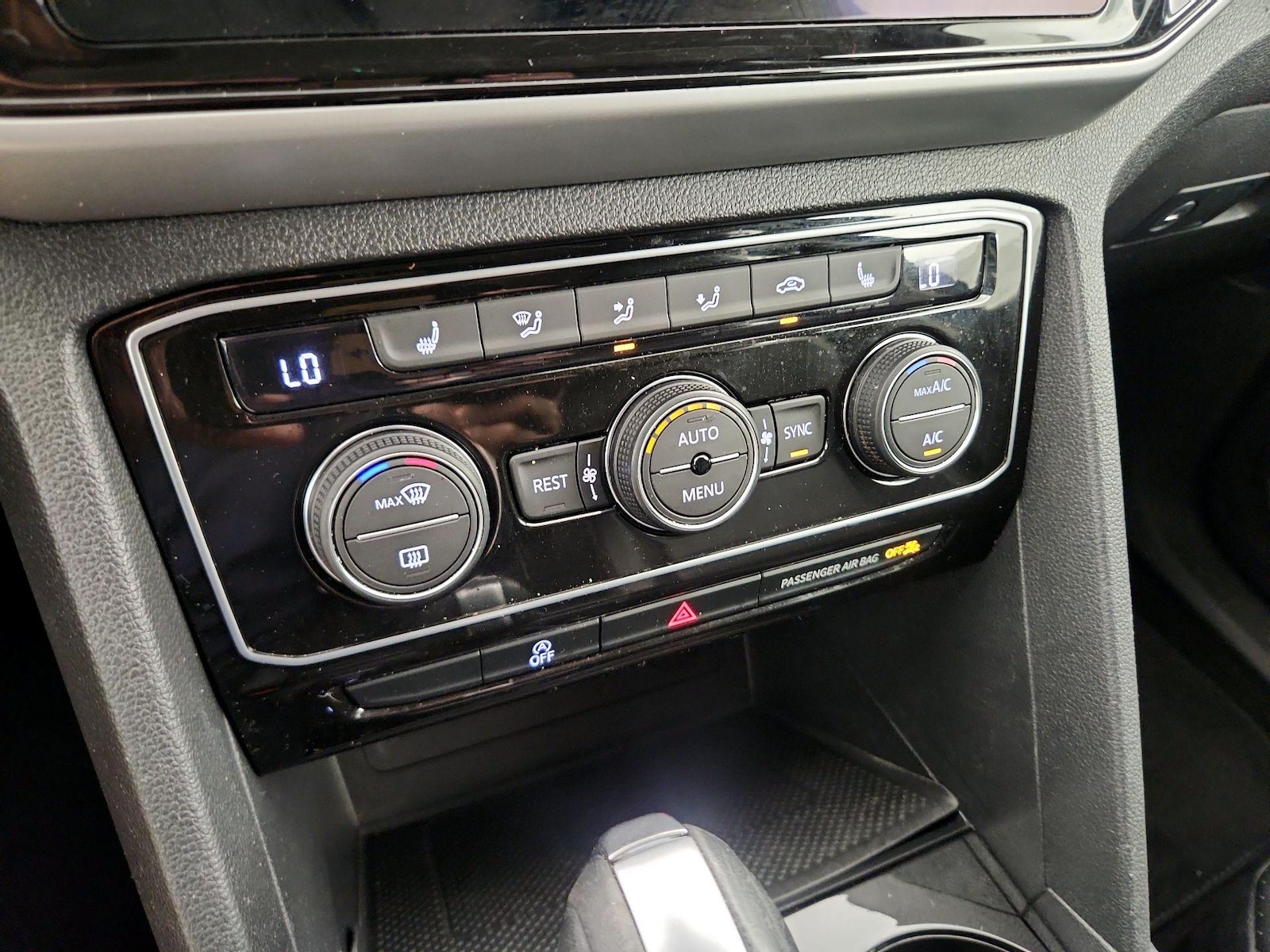 2022 Volkswagen Atlas SE w/Tech - Photo 17