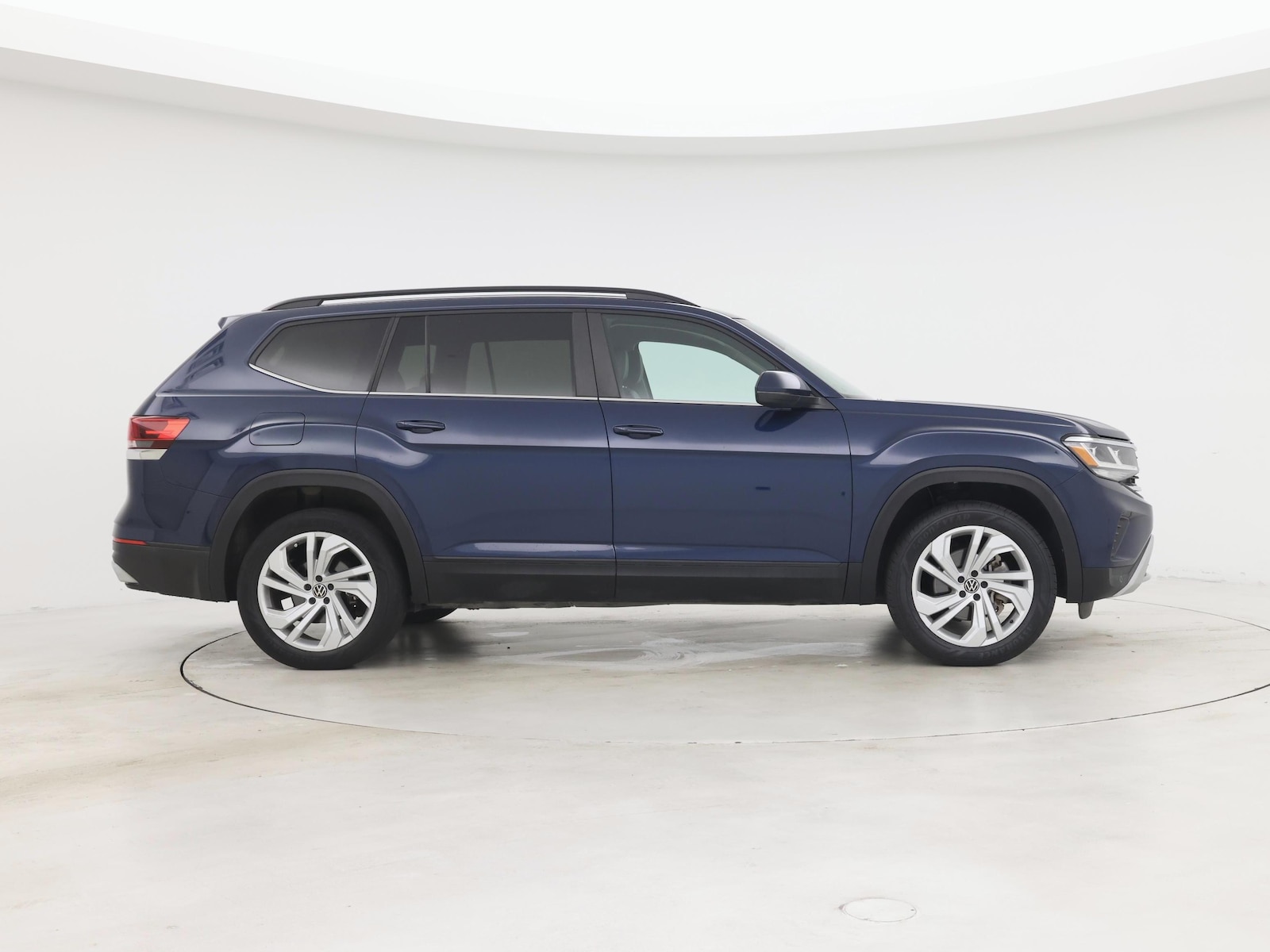 2022 Volkswagen Atlas SE w/Tech - Photo 8