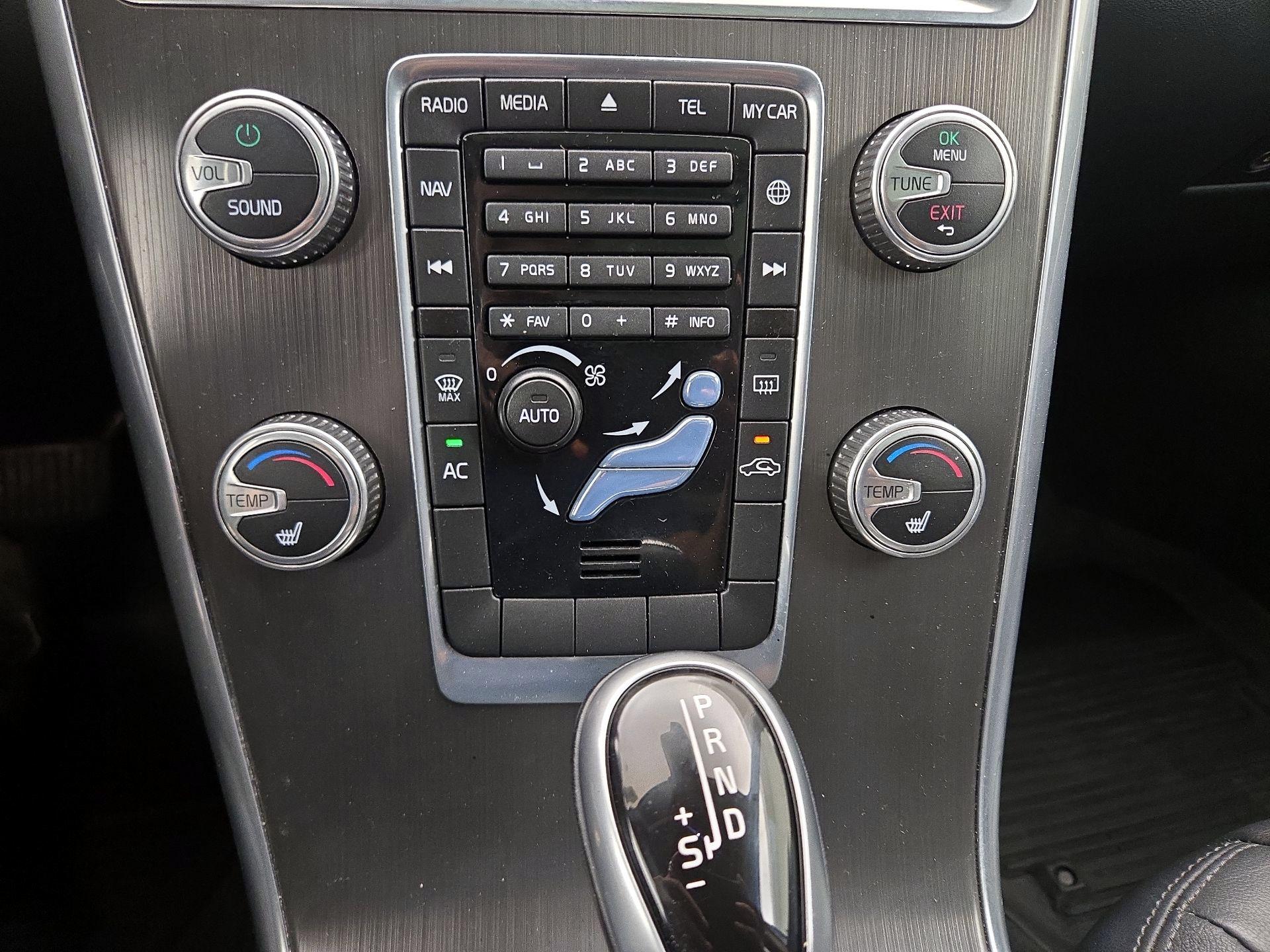 Thumbnail: 2015 Volvo XC60 - 15