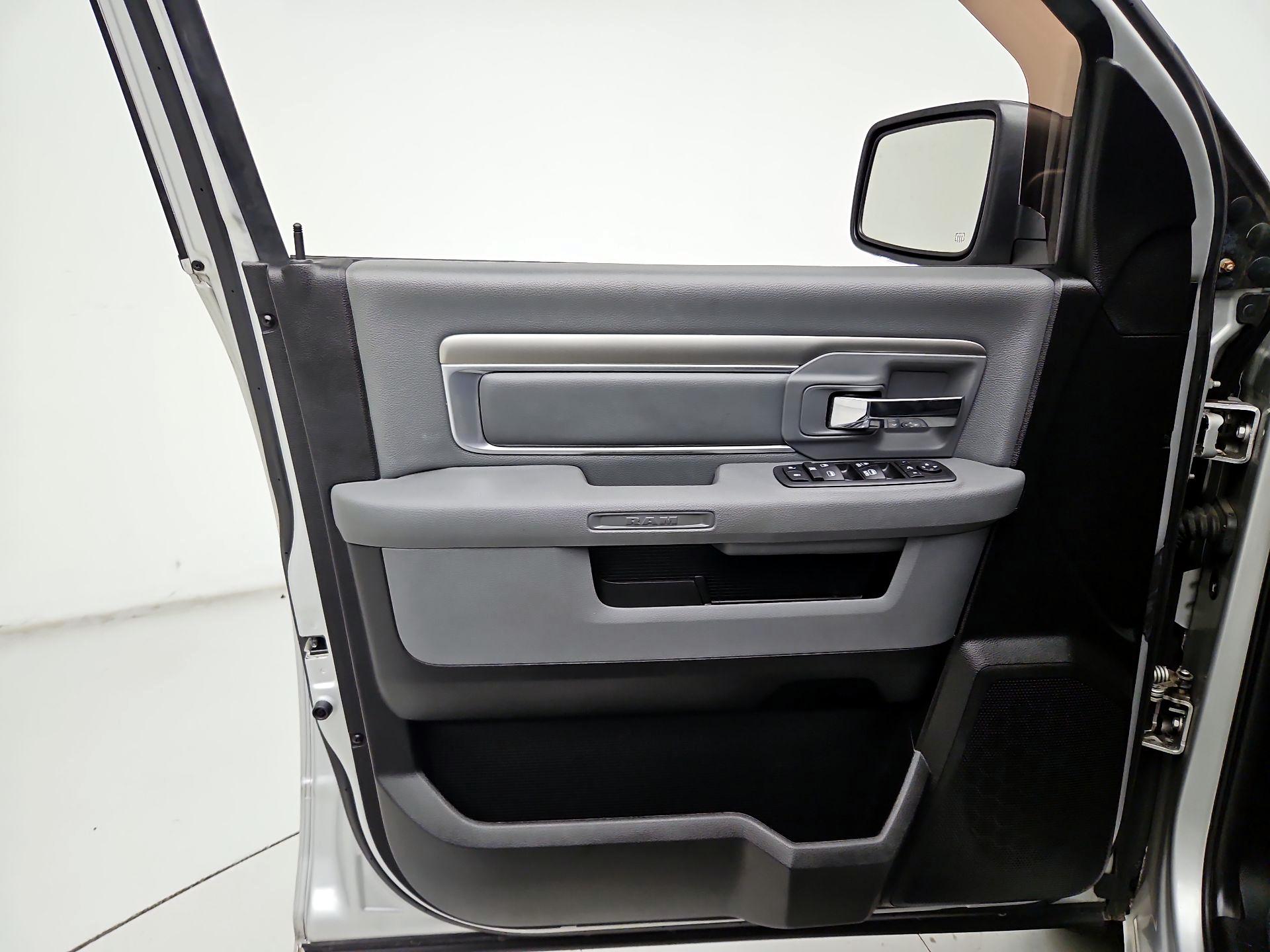 Thumbnail: 2019 RAM 1500 Classic - 12