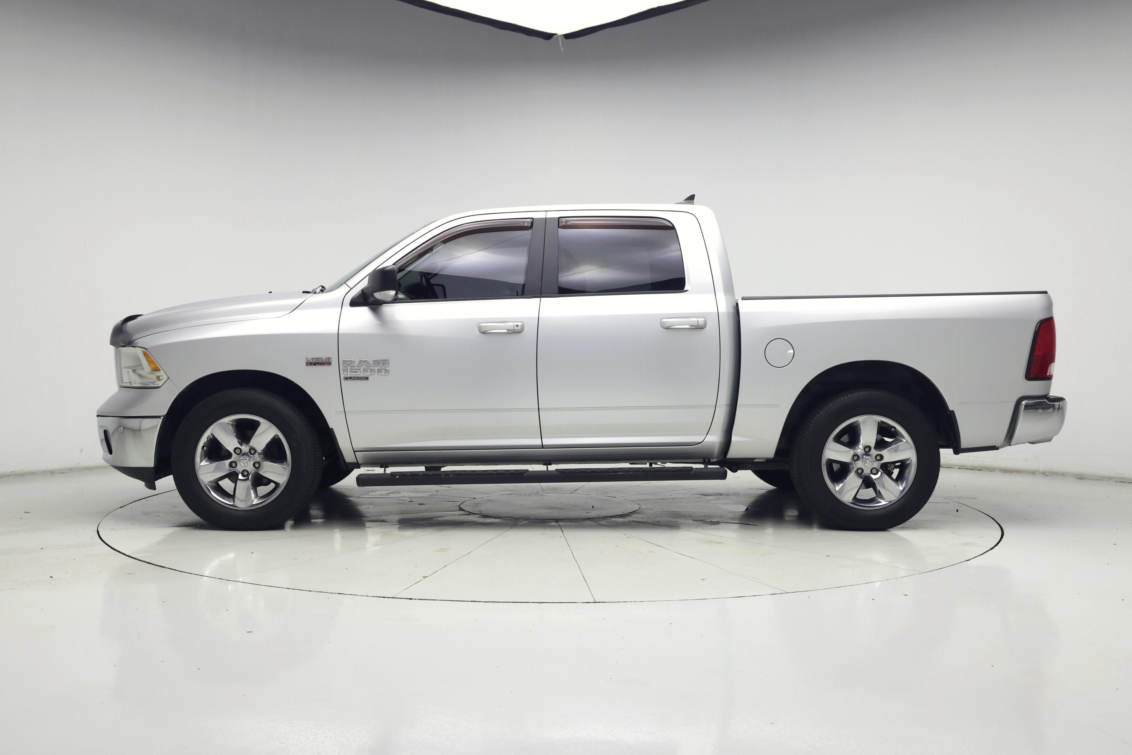 Thumbnail: 2019 RAM 1500 Classic - 3