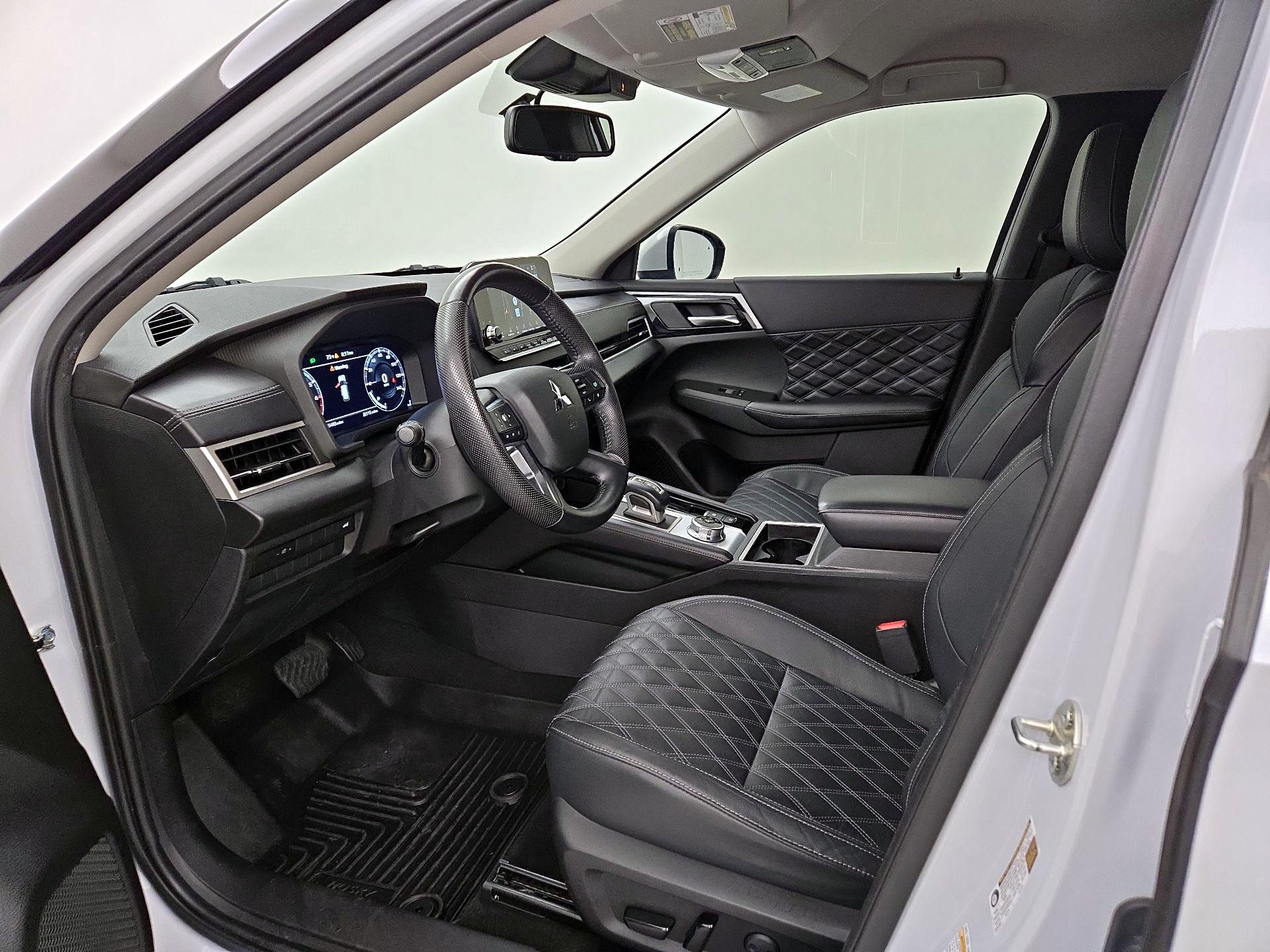 Thumbnail: 2023 Mitsubishi Outlander - 11