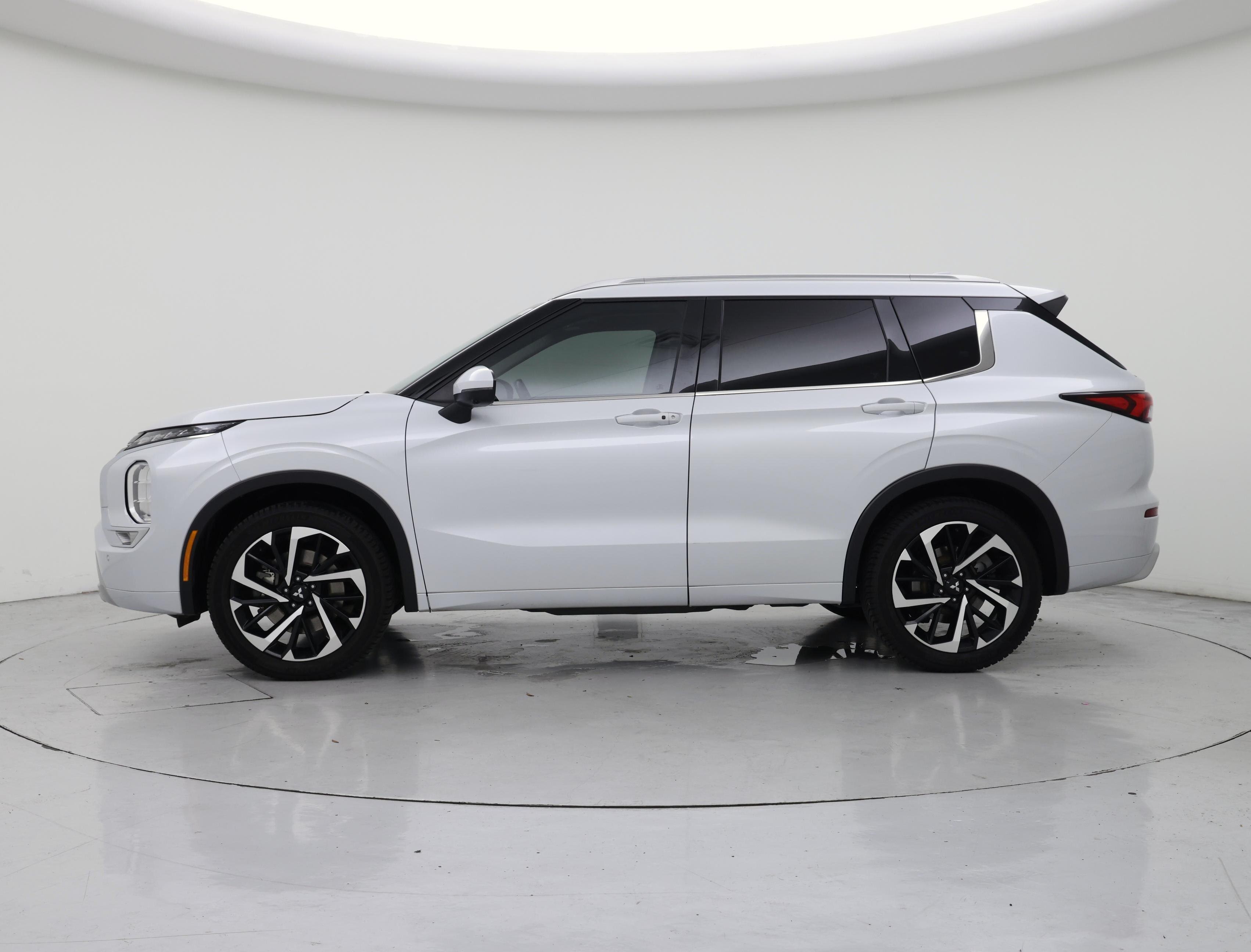 Thumbnail: 2023 Mitsubishi Outlander - 3
