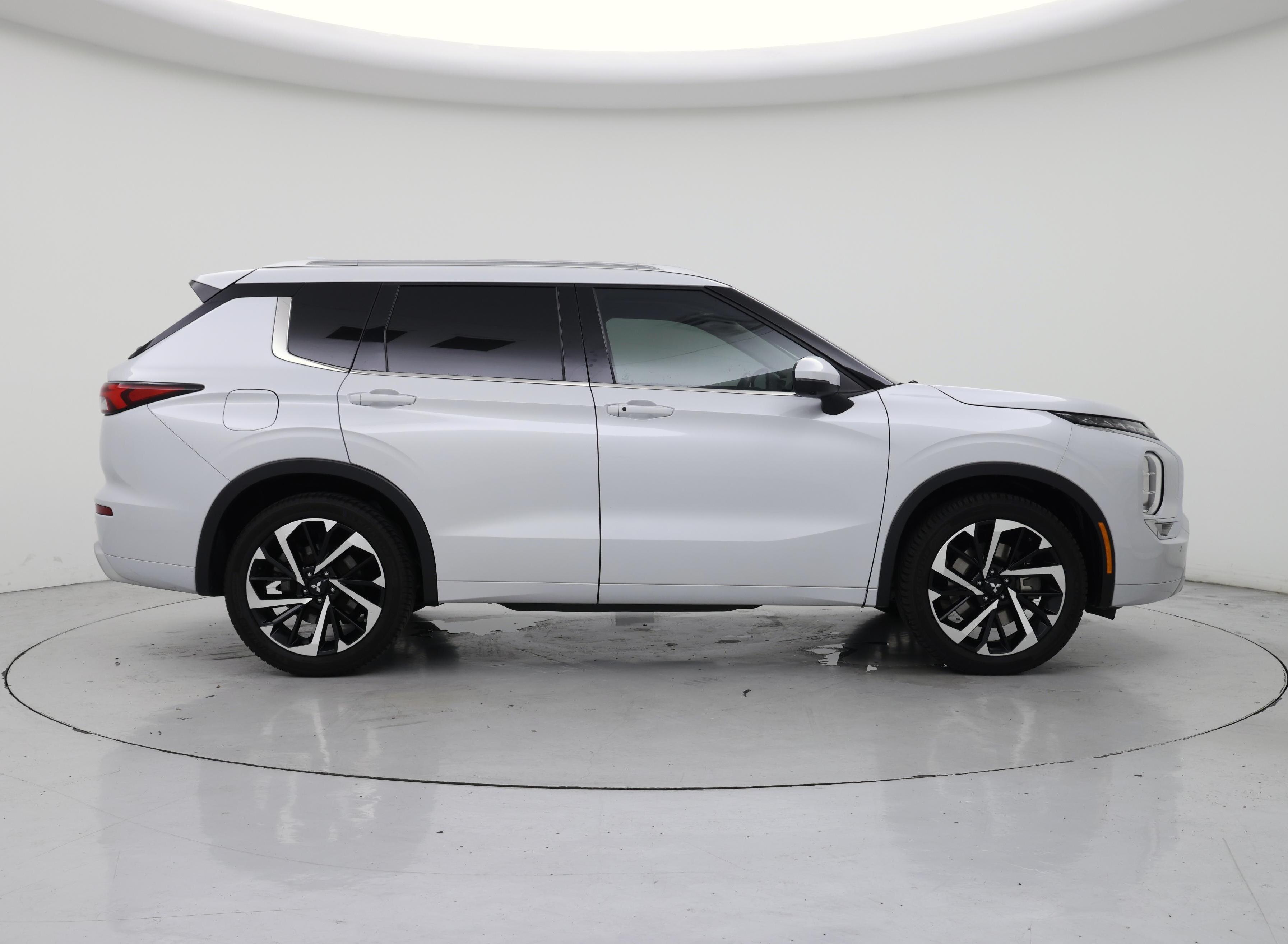 Thumbnail: 2023 Mitsubishi Outlander - 7