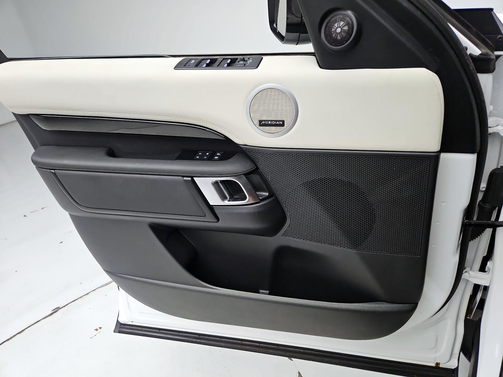 Thumbnail: 2025 Land Rover Discovery - 12