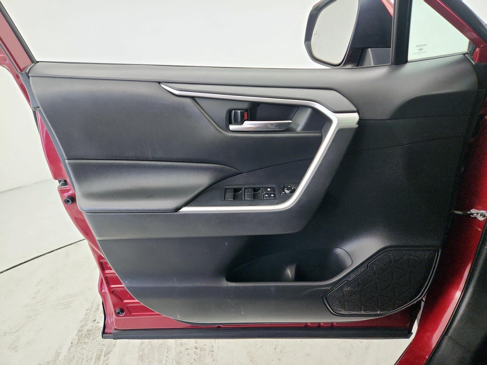 Thumbnail: 2020 Toyota RAV4 - 12