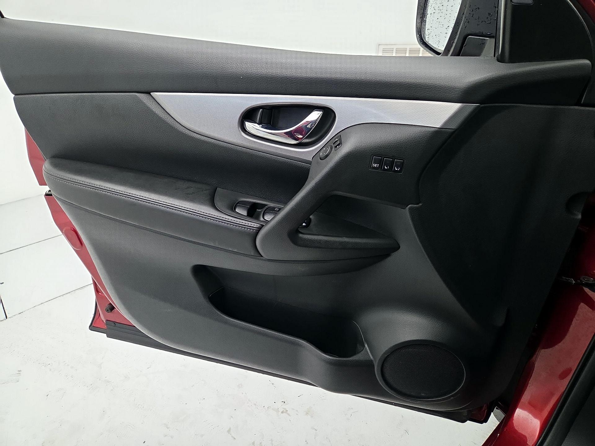 Thumbnail: 2020 Nissan Rogue Sport - 12