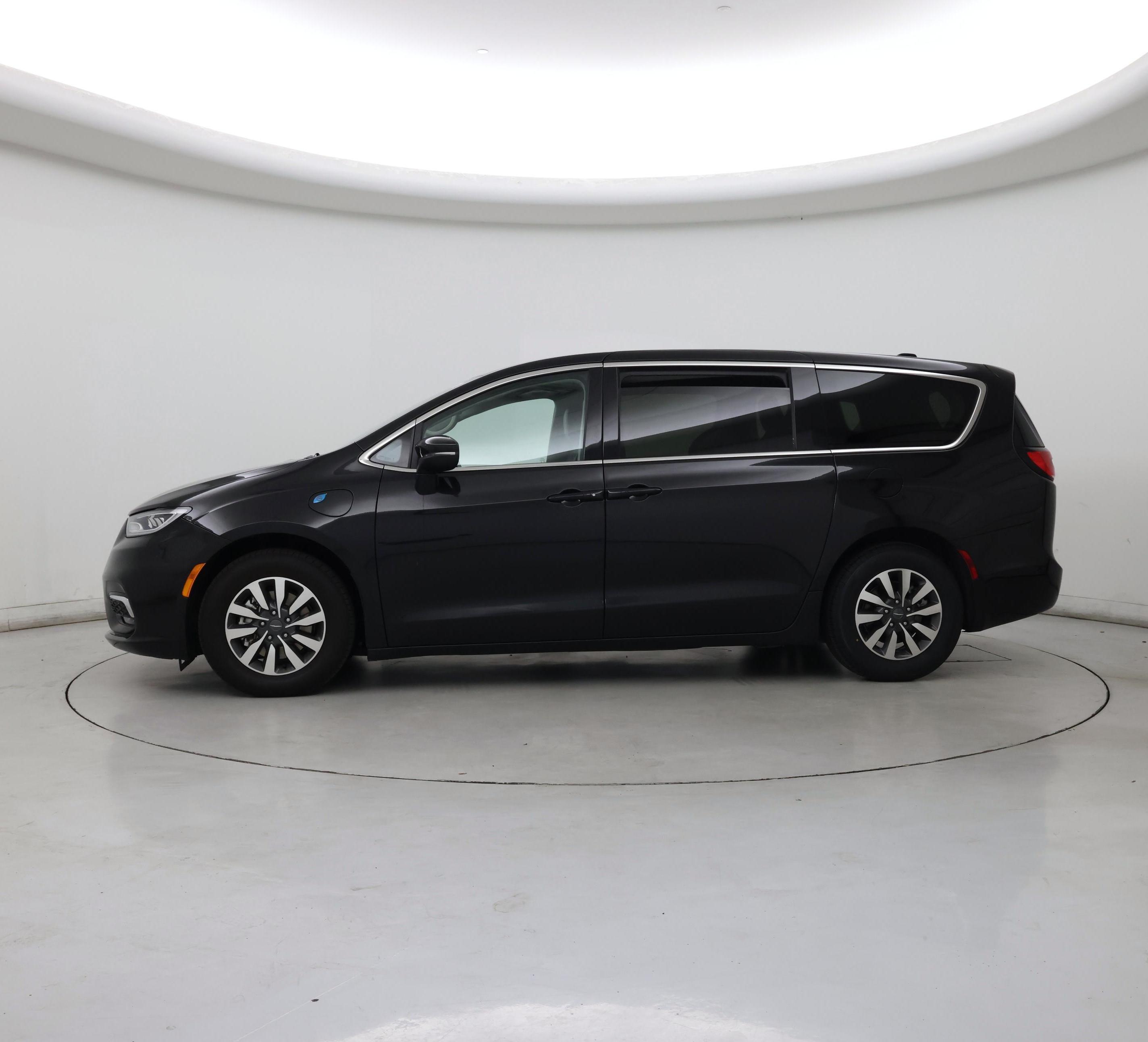 Thumbnail: 2023 Chrysler Pacifica - 3