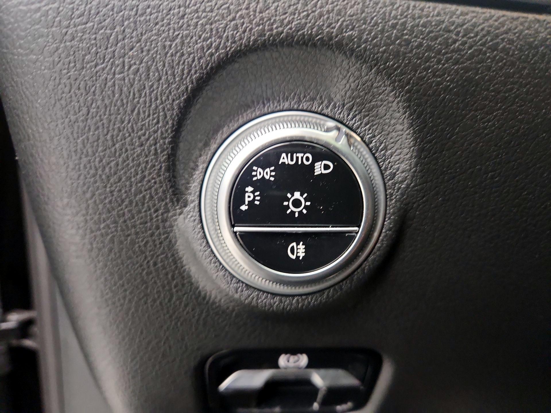 Thumbnail: 2023 Mercedes-Benz C-Class - 13