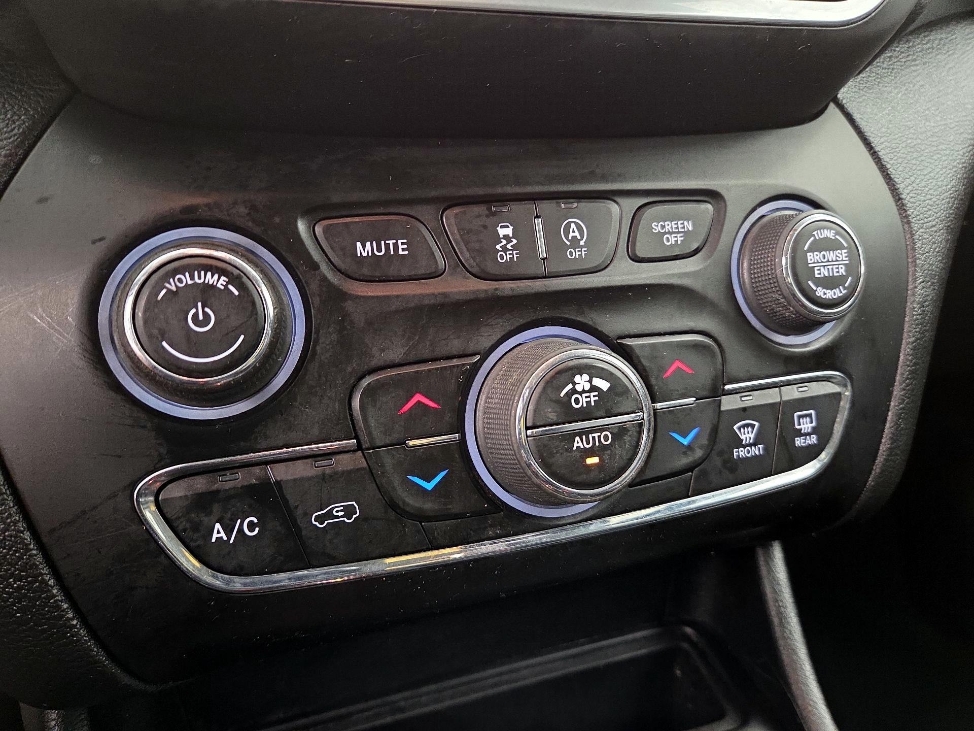 Thumbnail: 2022 Jeep Cherokee - 16