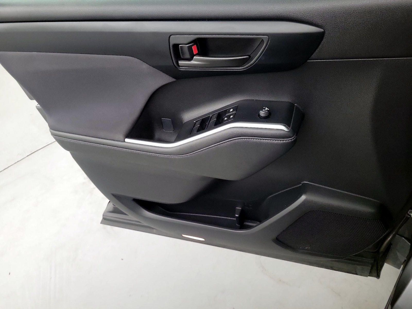 2023 Toyota Highlander LE - Photo 13