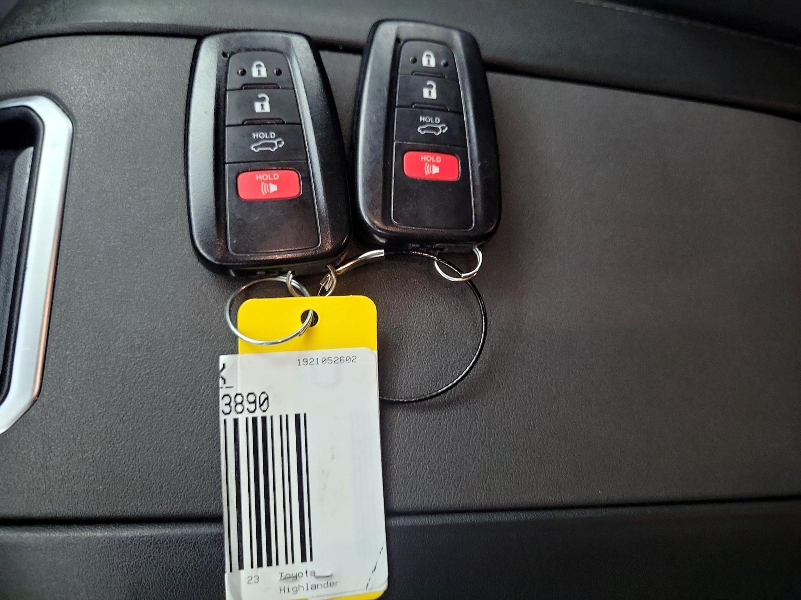 2023 Toyota Highlander LE - Photo 23
