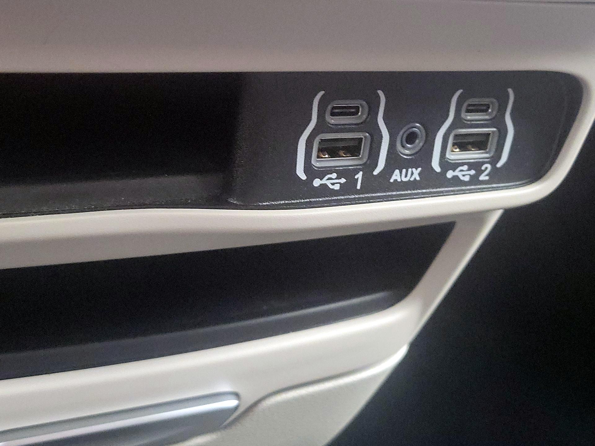 Thumbnail: 2023 Chrysler Pacifica - 18